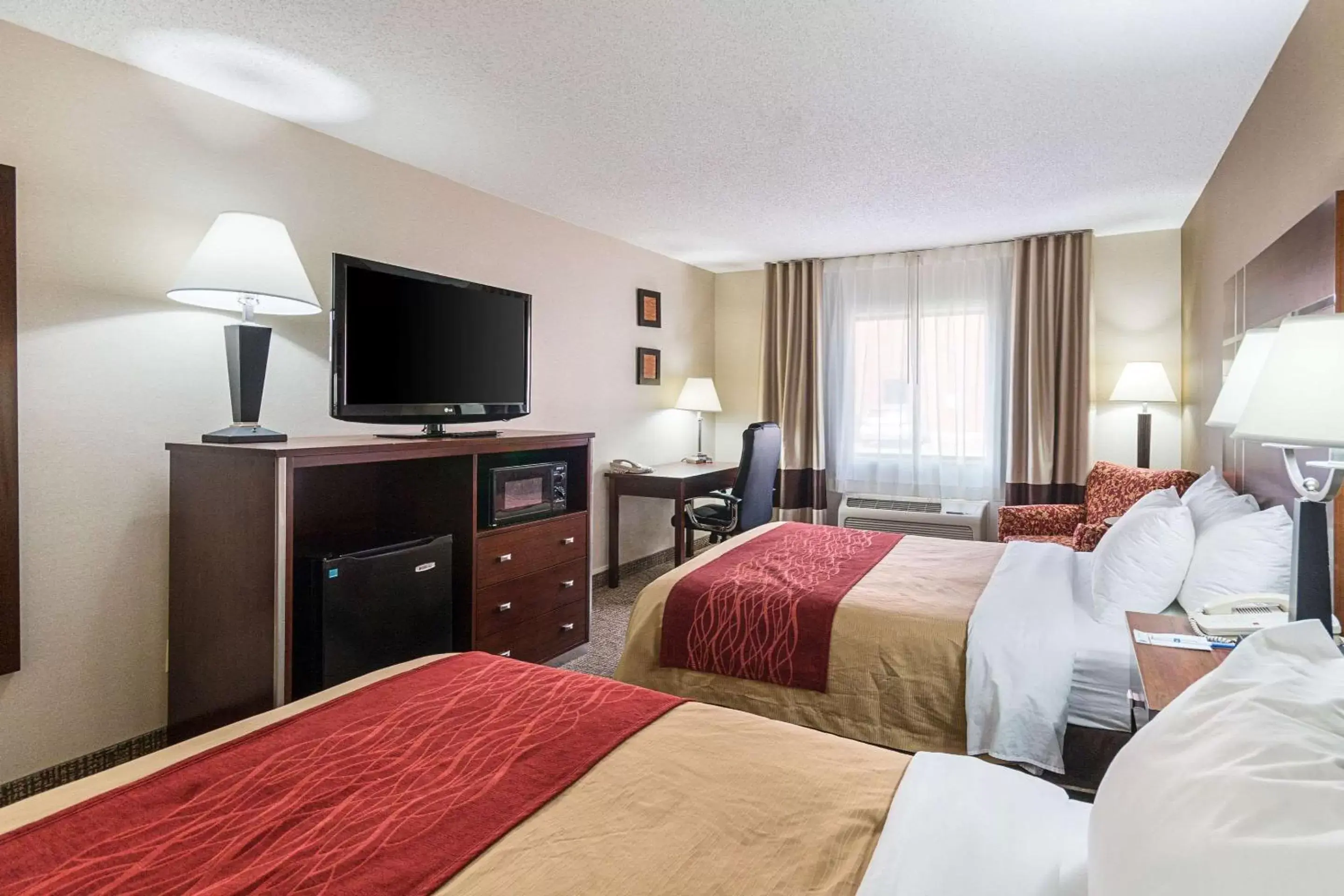 Photo of the whole room, TV/Entertainment Center in Quality Inn Parkersburg North-Vienna