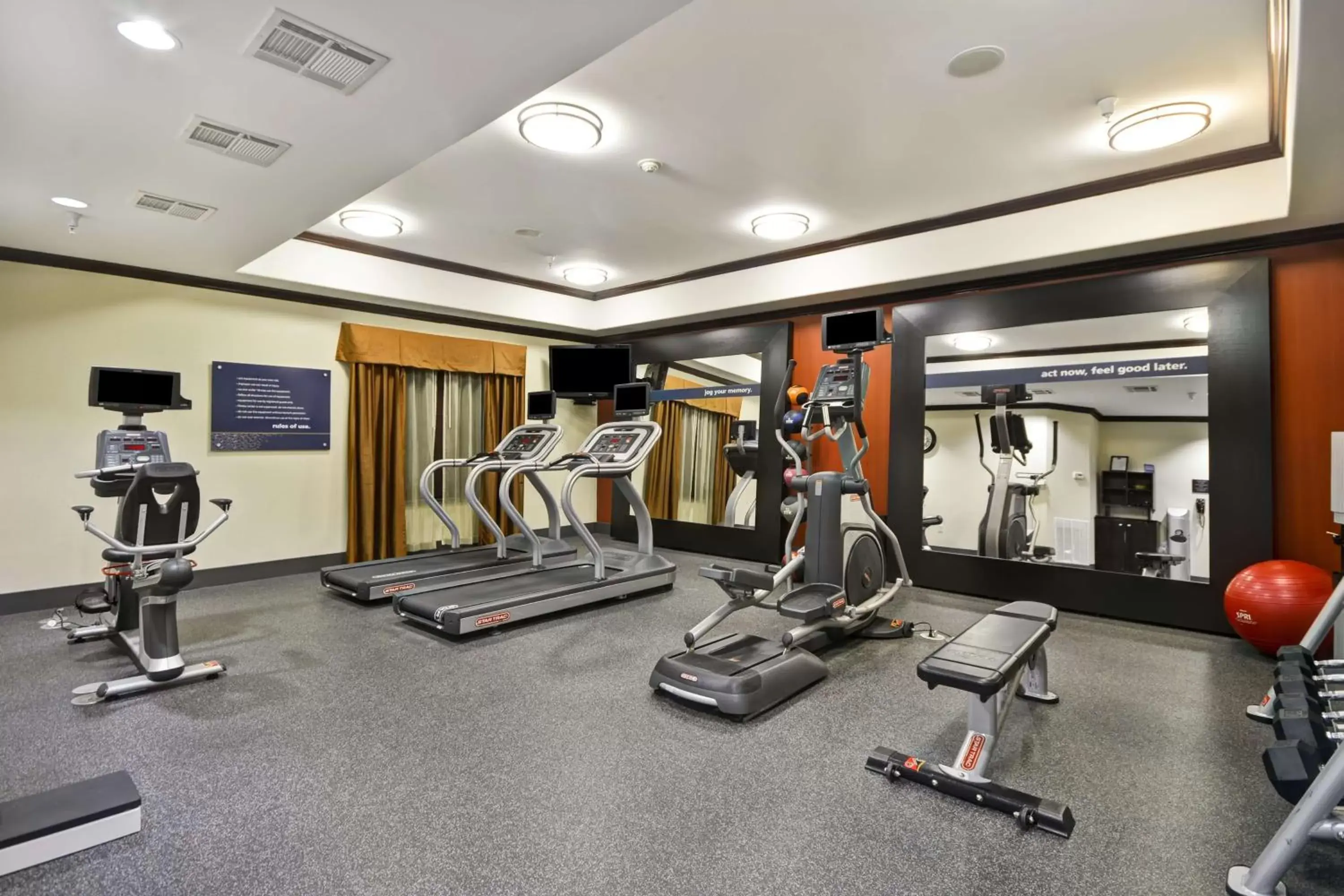 Bed, Fitness Center/Facilities in Hampton Inn & Suites Brenham