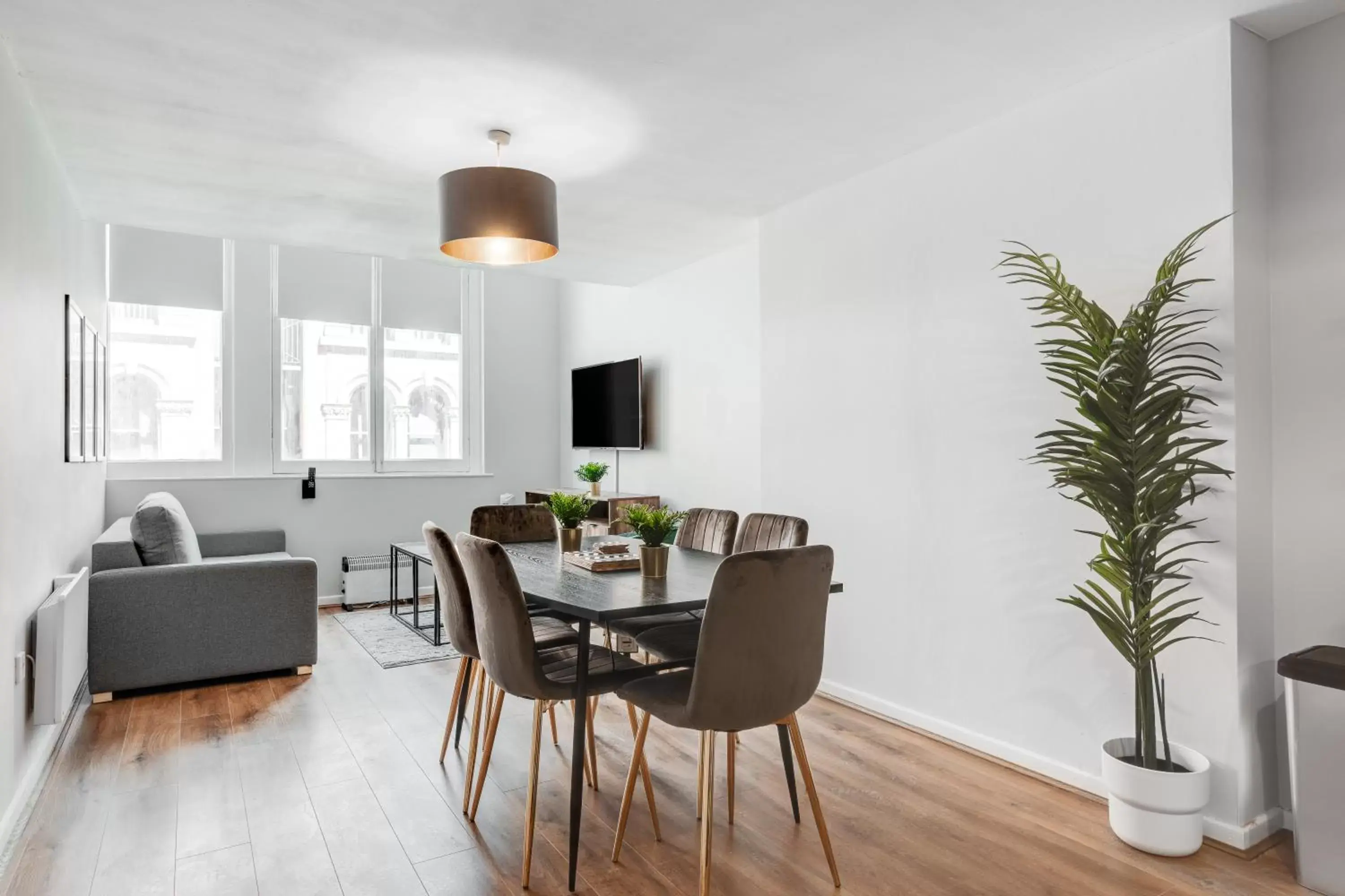 Dining Area in Stanley St Suites By GuestFirst