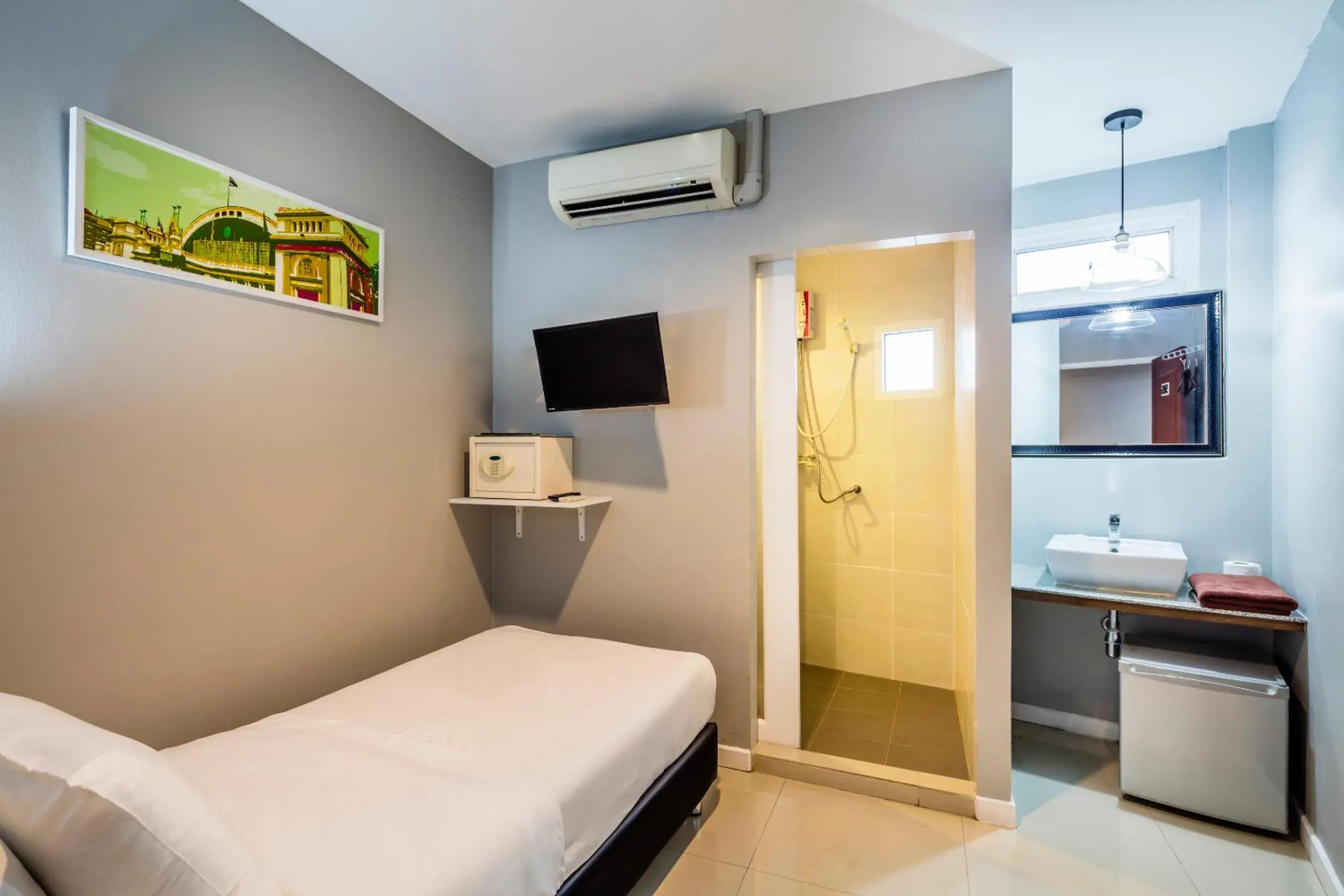 Bedroom, Bed in At Hua Lamphong Hotel
