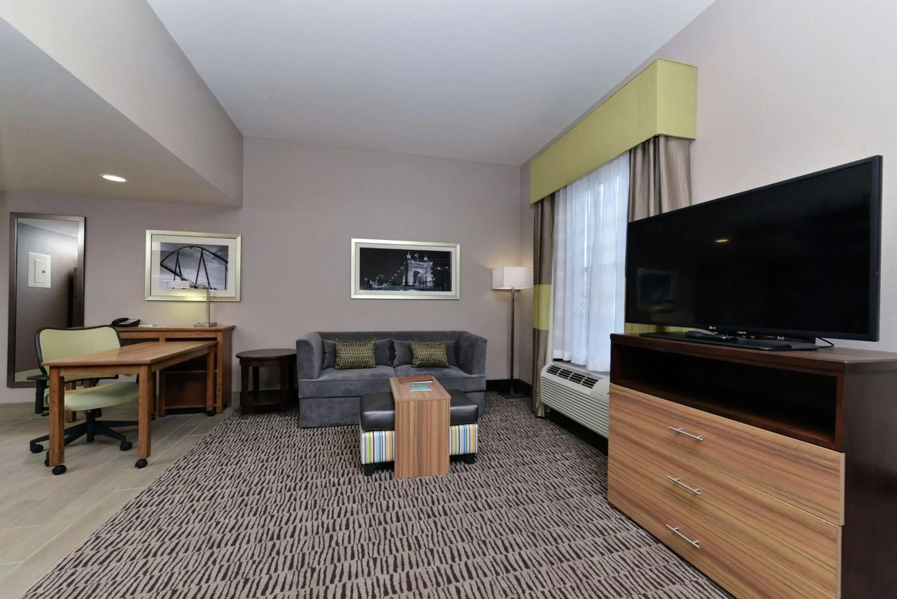 Bedroom, TV/Entertainment Center in Homewood Suites by Hilton Cincinnati/Mason