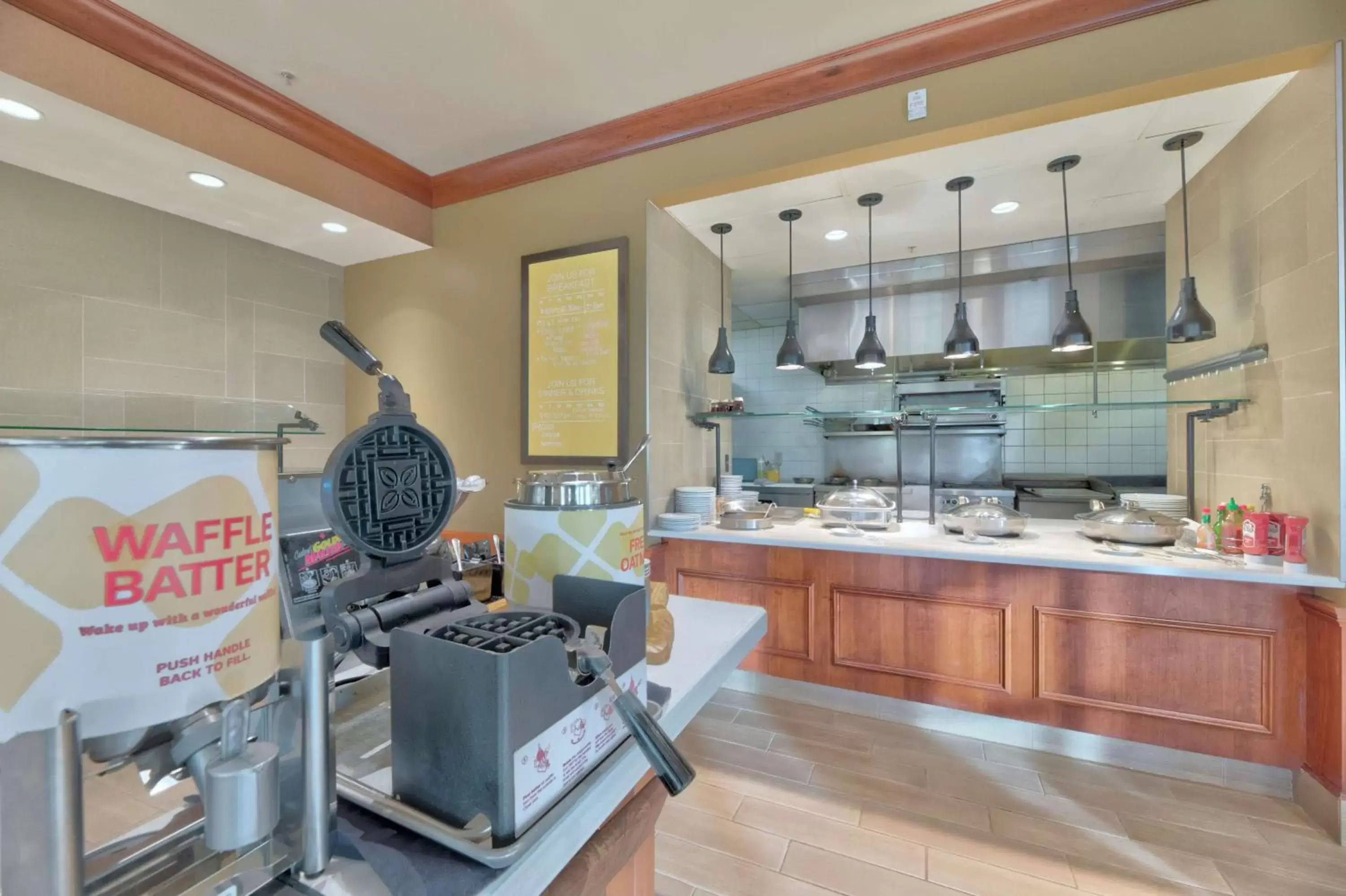 Dining area, Kitchen/Kitchenette in Hilton Garden Inn Laramie