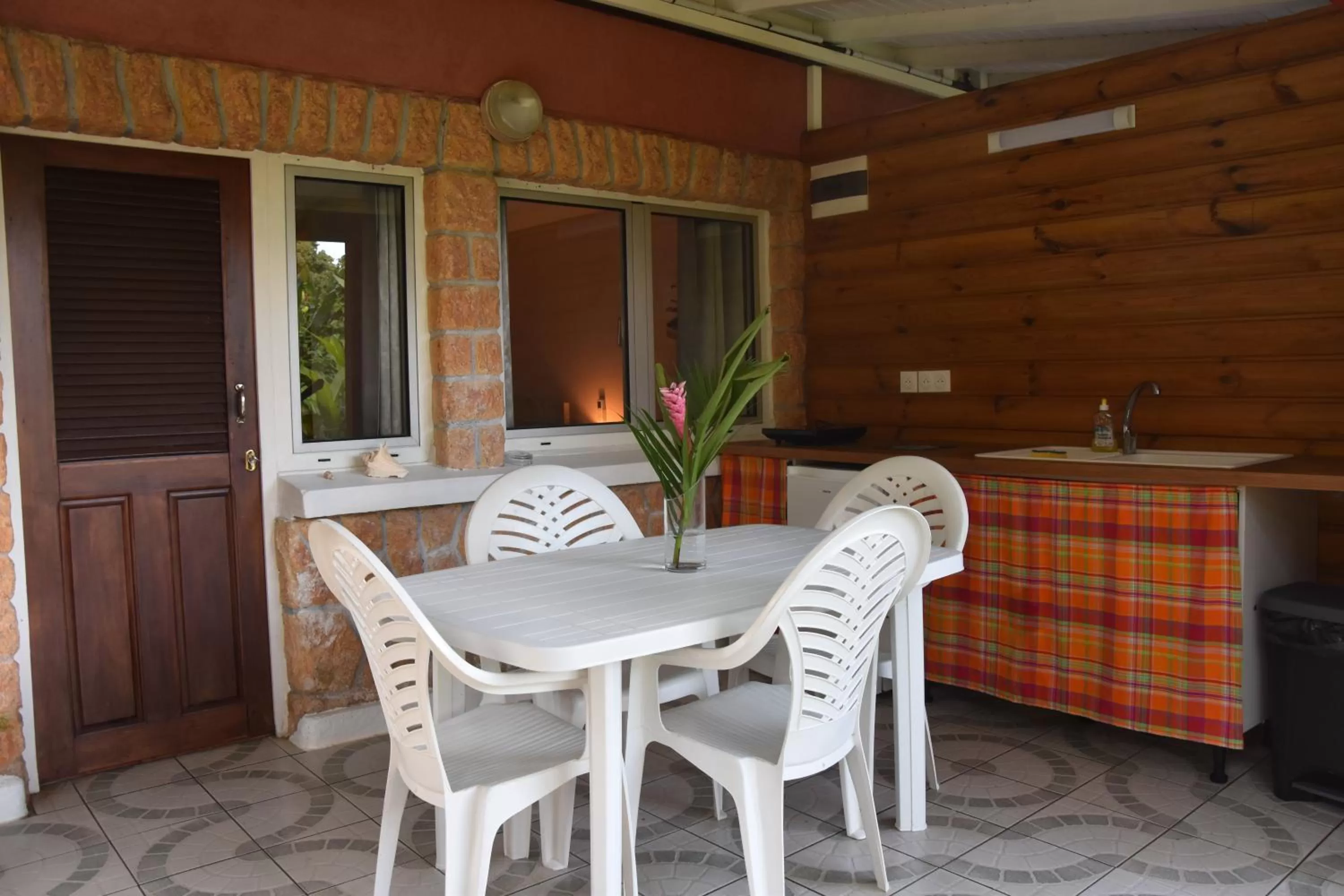 Facade/entrance in Les Gîtes de la Lézarde