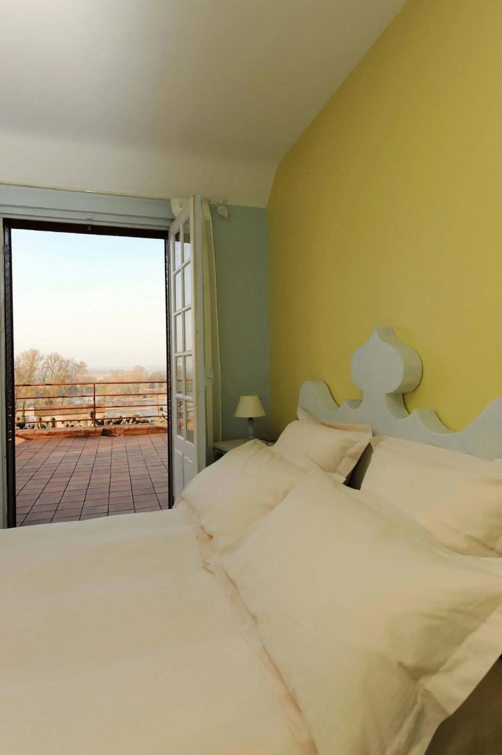 Standard Double Room with River View in Logis Hôtel Restaurant Le Coq Hardi Standard Double Room with River View in Logis Hôtel Restaurant Le Coq Hardi