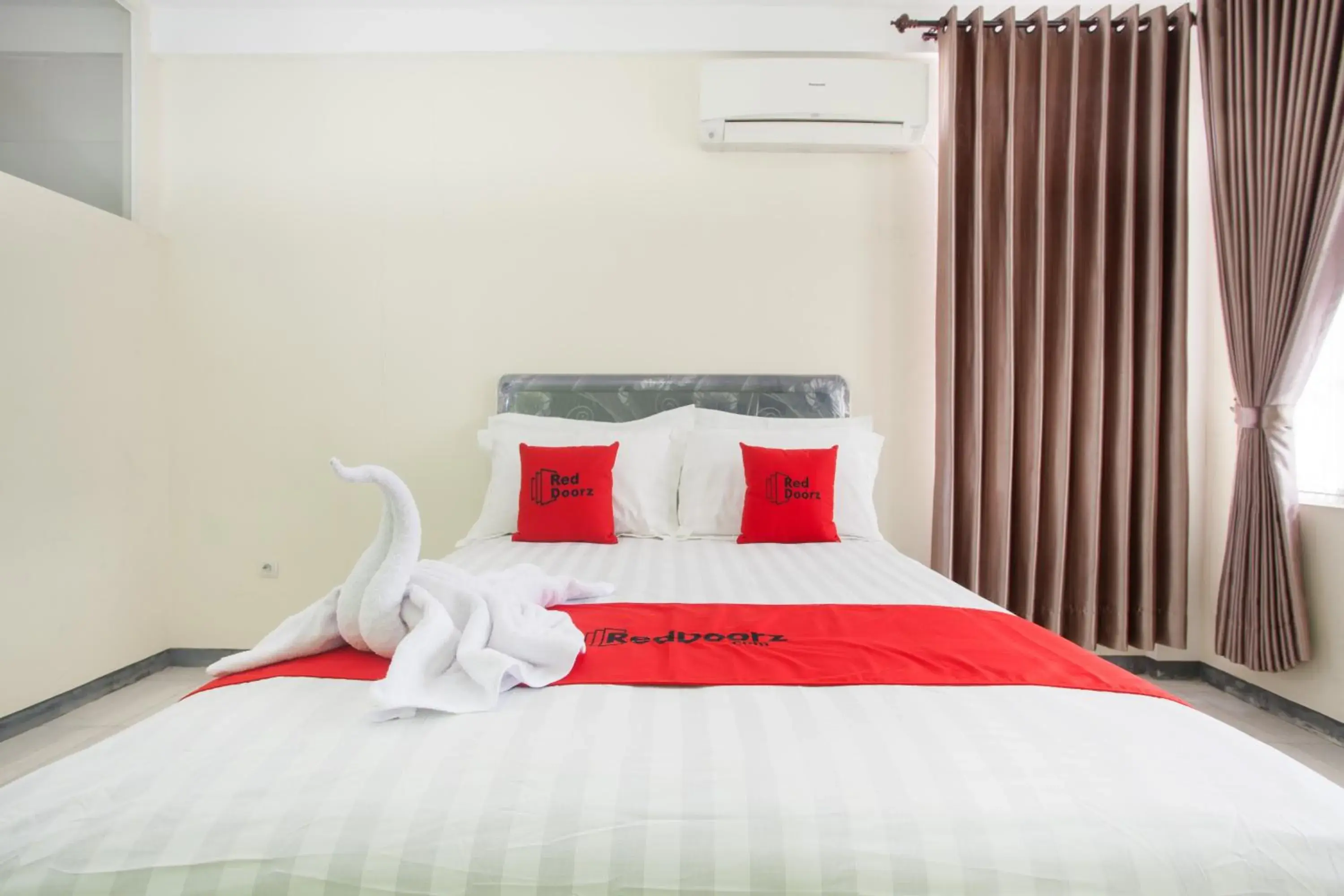 Bedroom, Bed in RedDoorz near Museum Angkut Batu 2