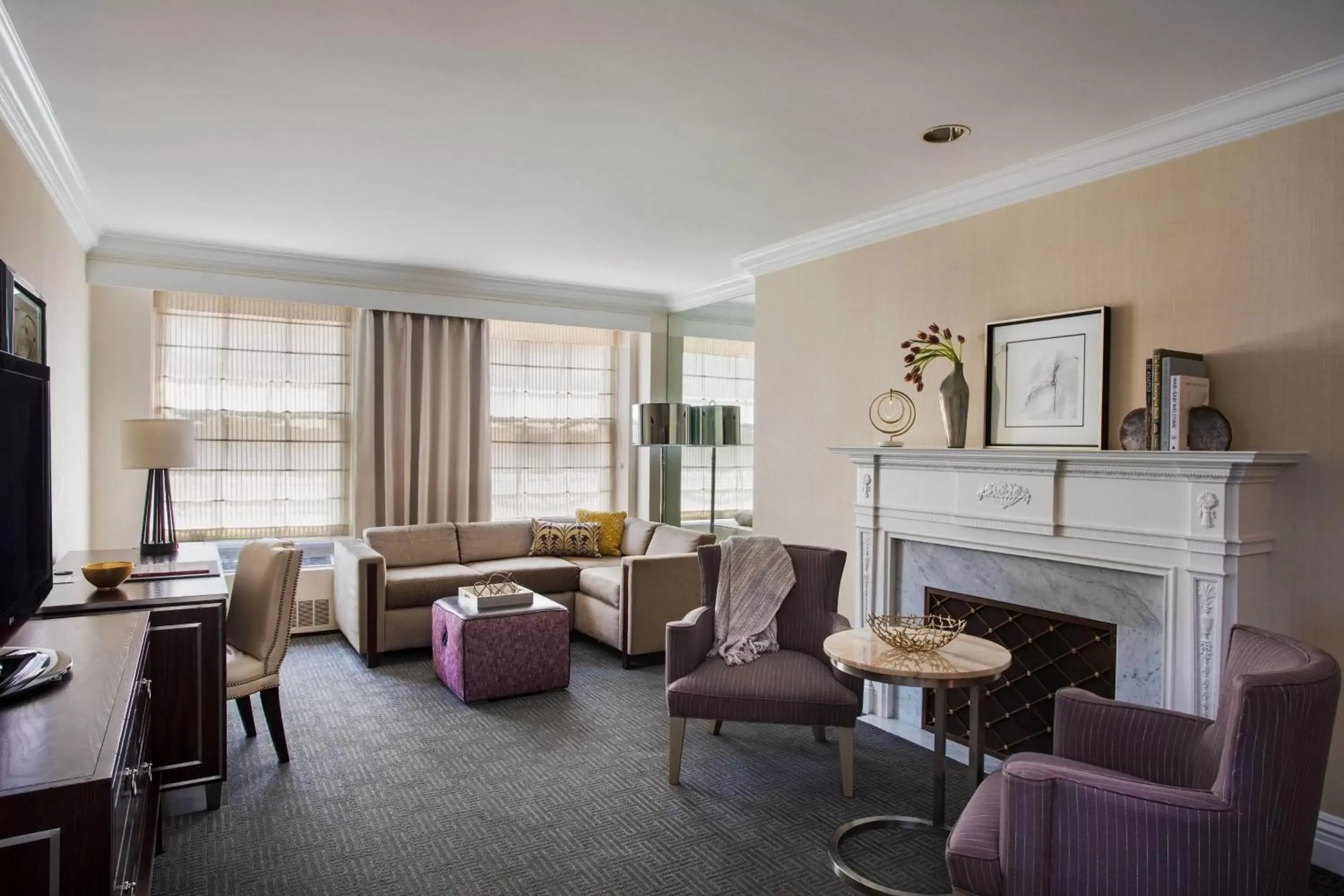 Living room, Seating Area in The Mayflower Hotel, Autograph Collection