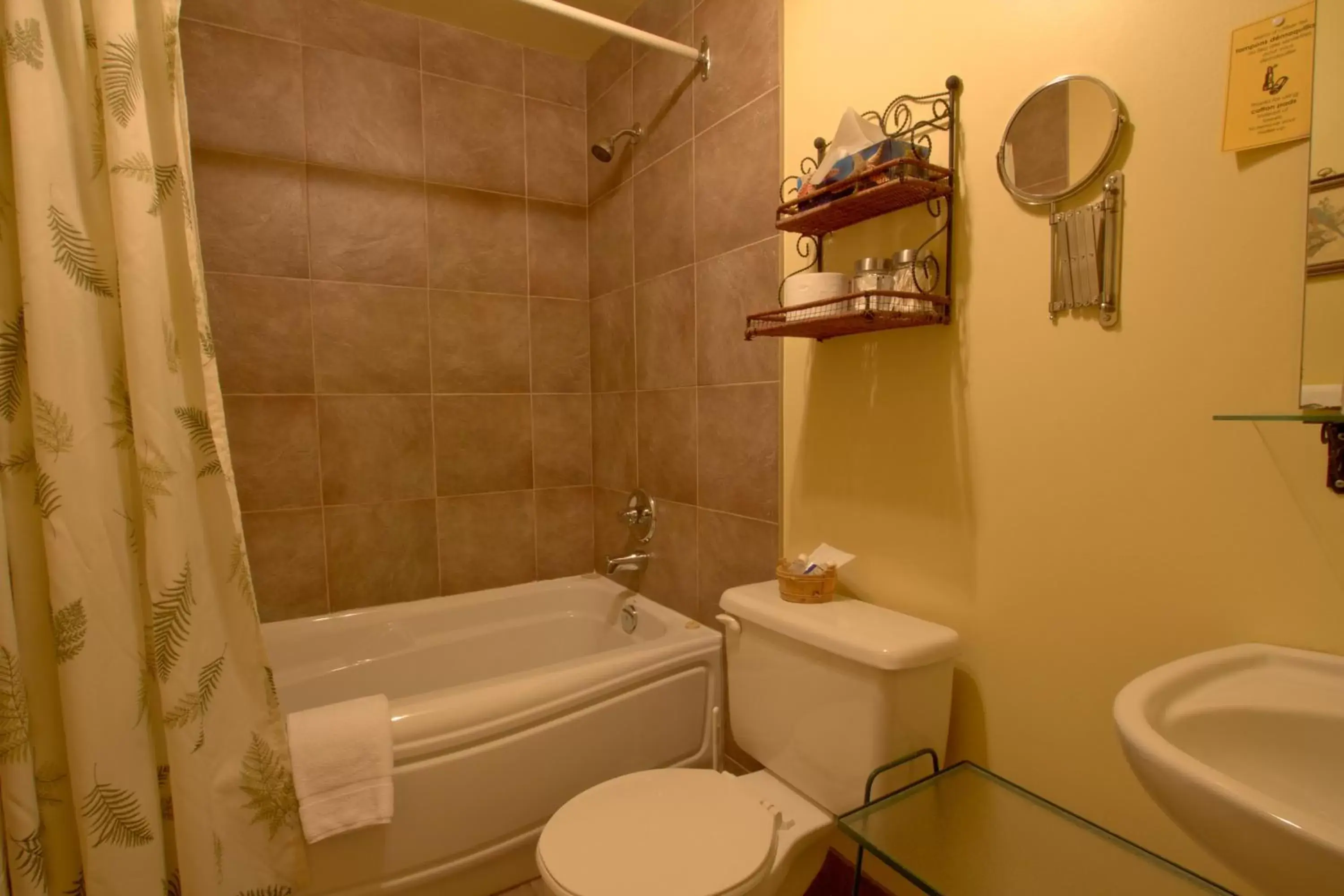 Toilet, Bathroom in Auberge Le Lupin B&B-Self Check-in