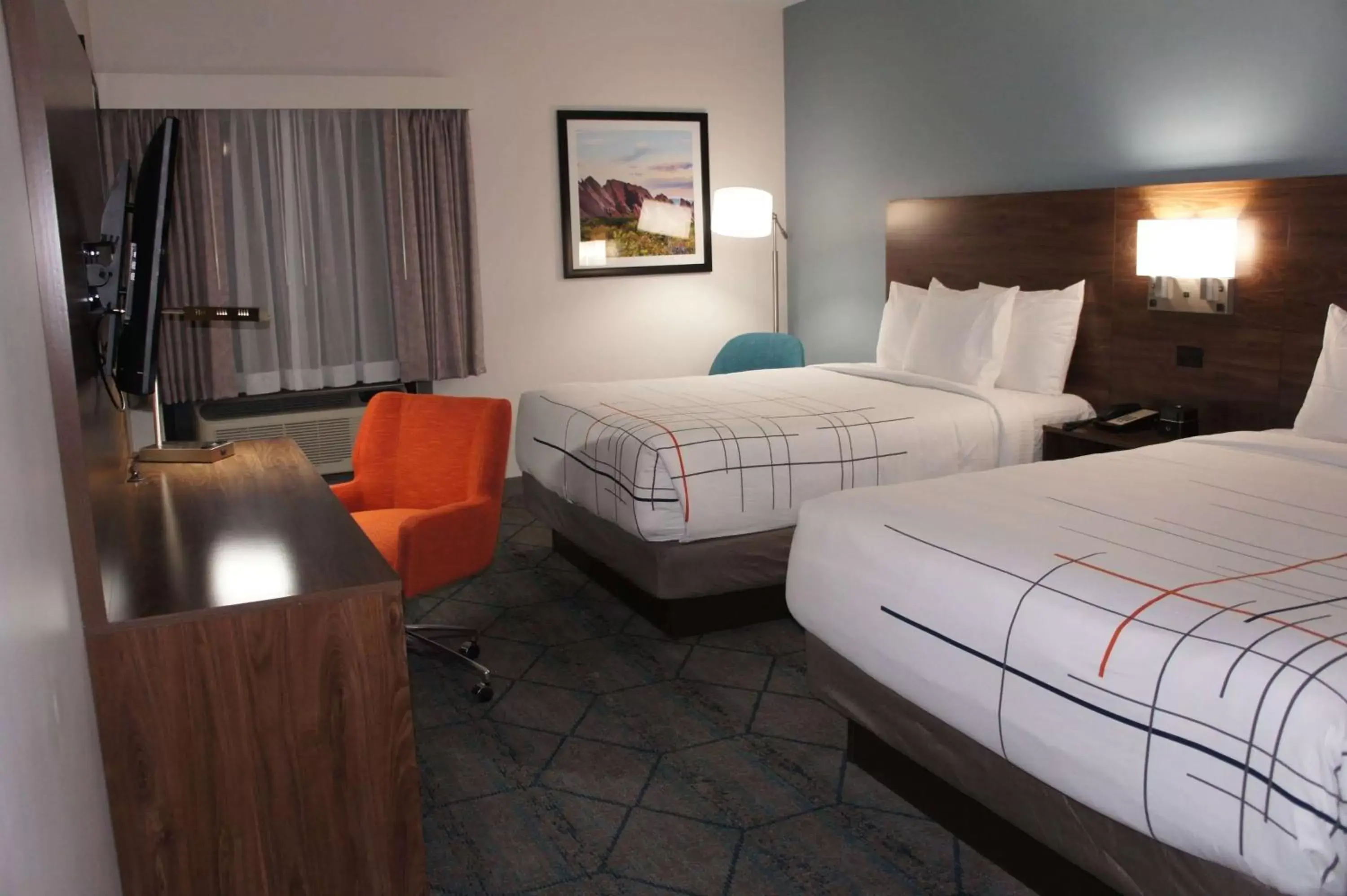 Photo of the whole room, Bed in La Quinta Inn & Suites by Wyndham Littleton-Red Rocks