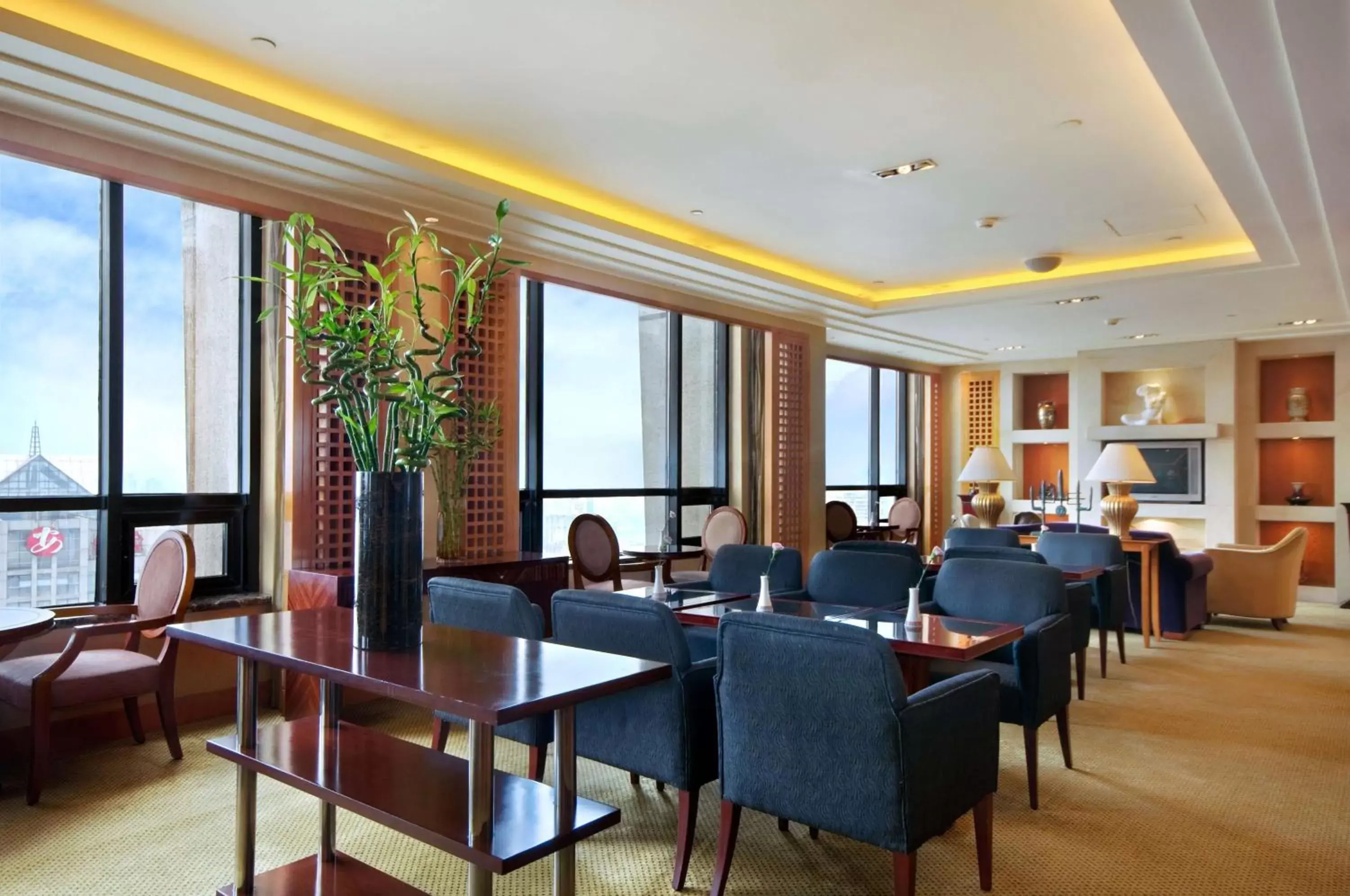 Lounge or bar, Restaurant/Places to Eat in Hilton Chongqing