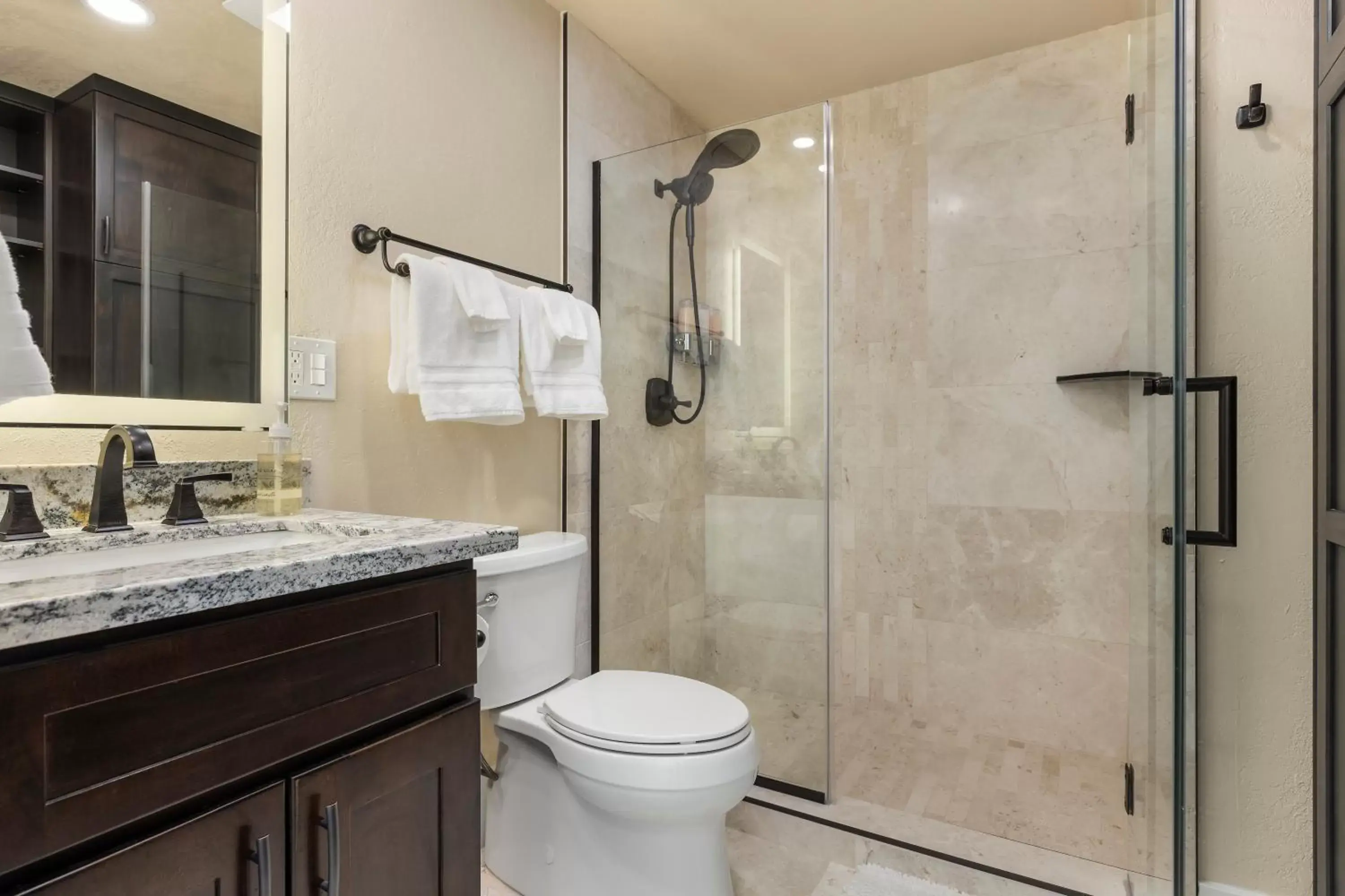 Shower, Bathroom in Waterfront Inn