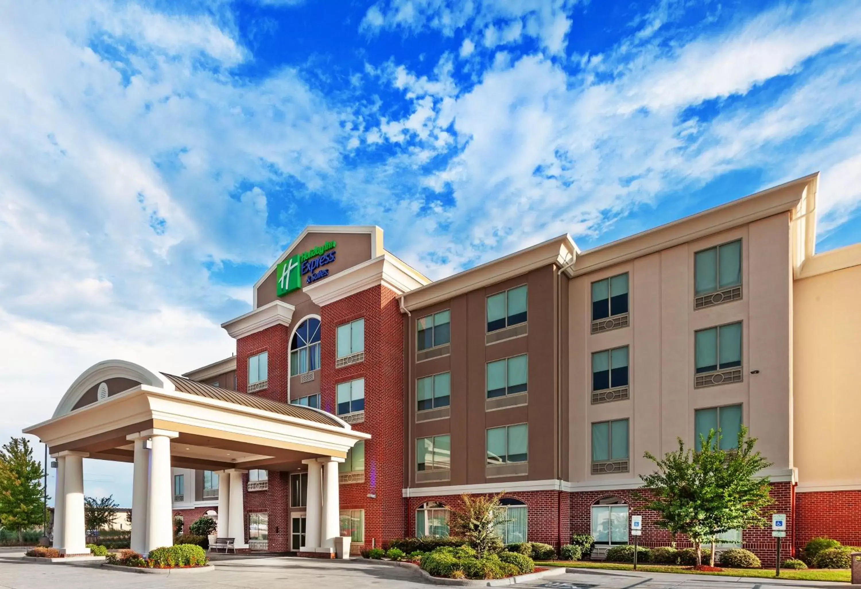 Property Building in Holiday Inn Express Hotel and Suites Shreveport South Park Plaza, an IHG Hotel
