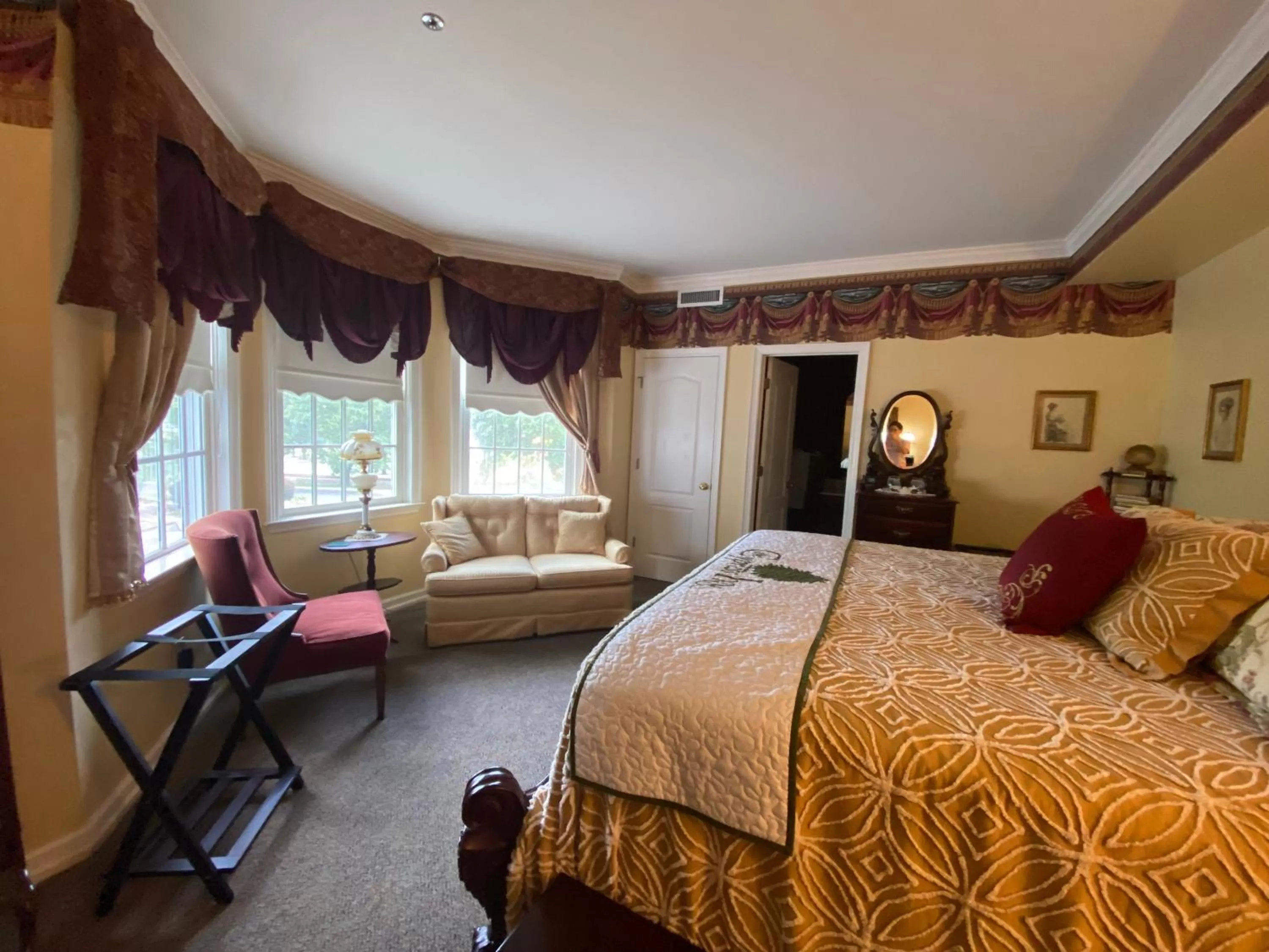 Photo of the whole room, Bed in The Cypress Inn