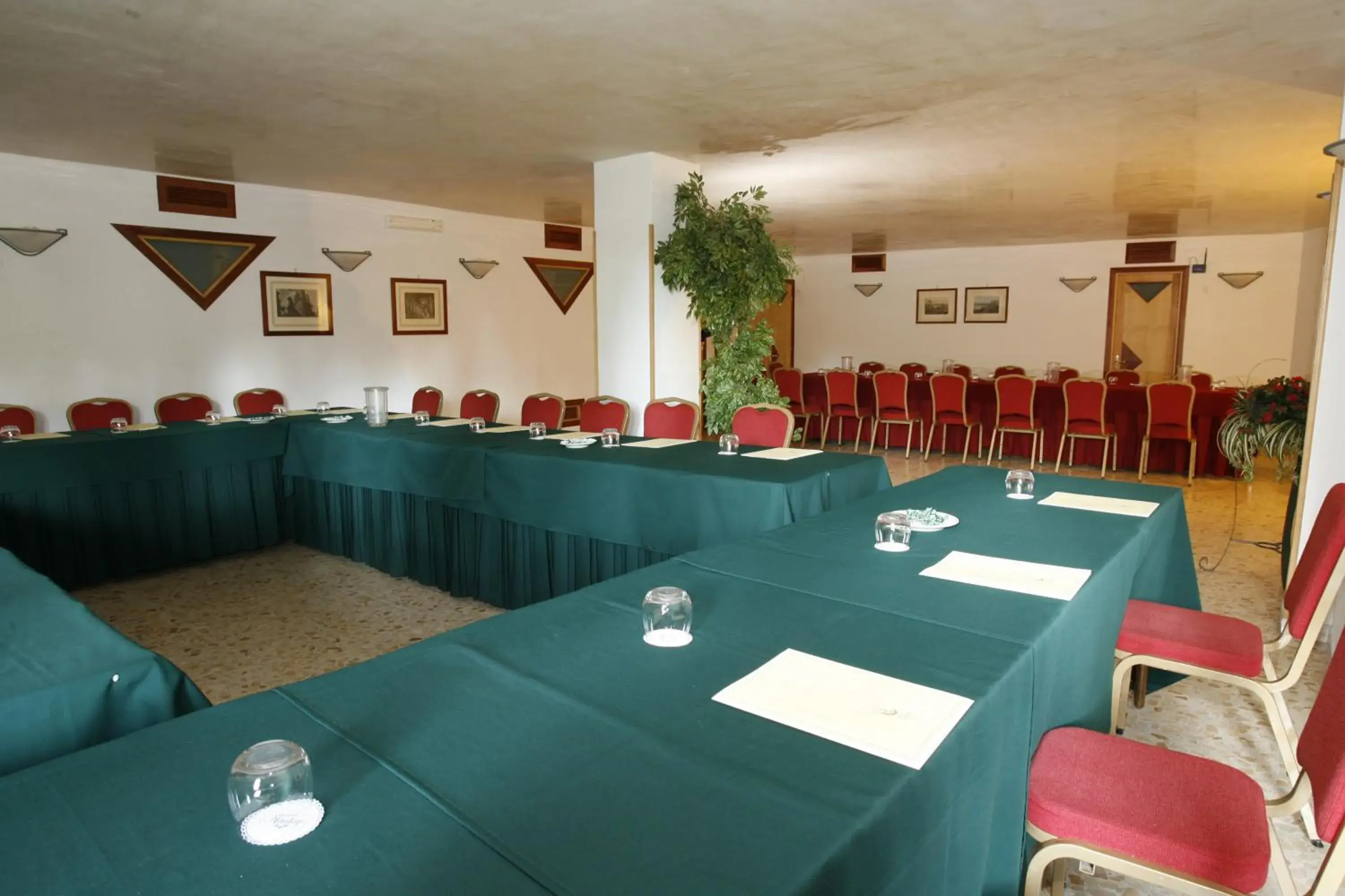 Business facilities in Miralago