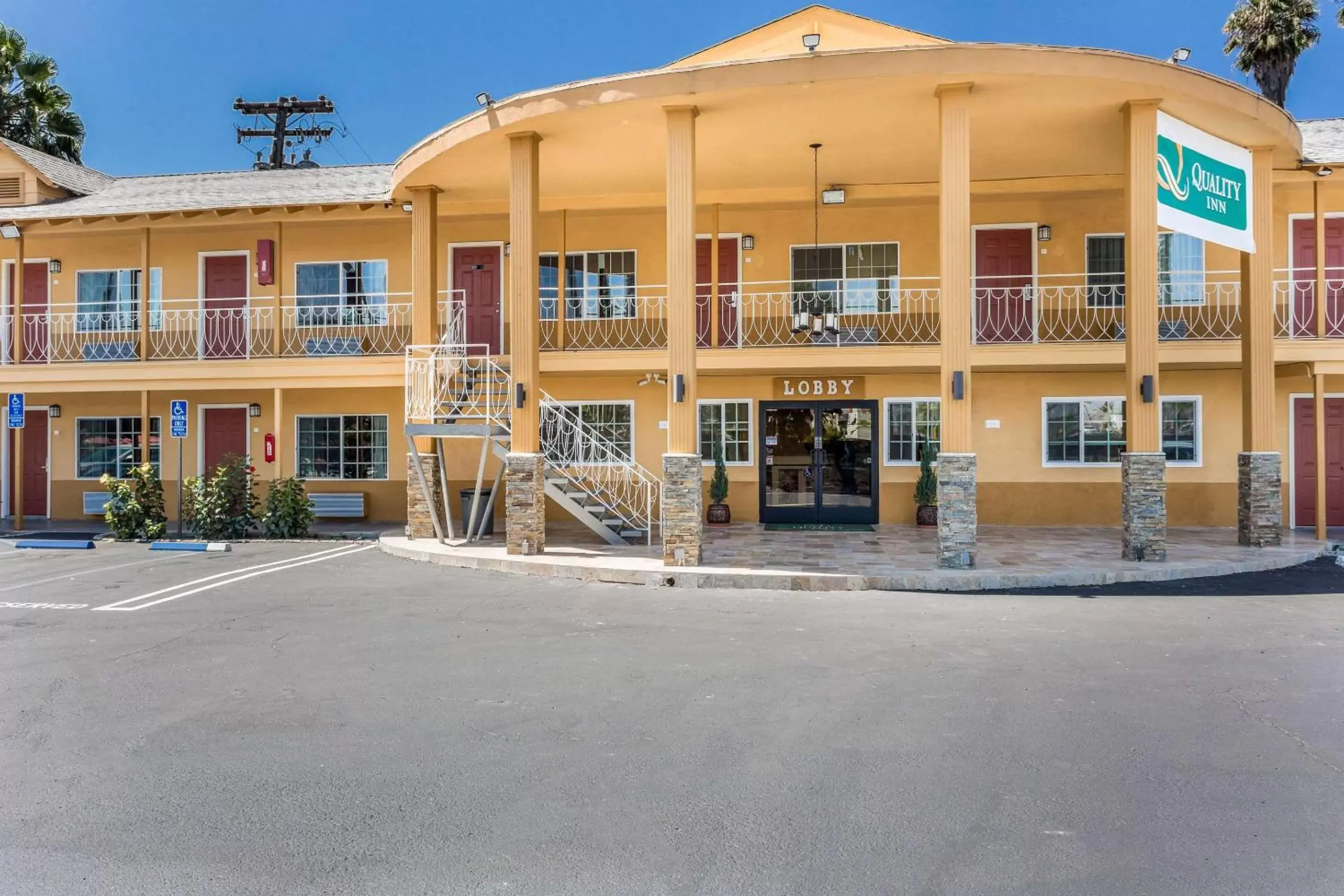 Property Building in Quality Inn Escondido Downtown