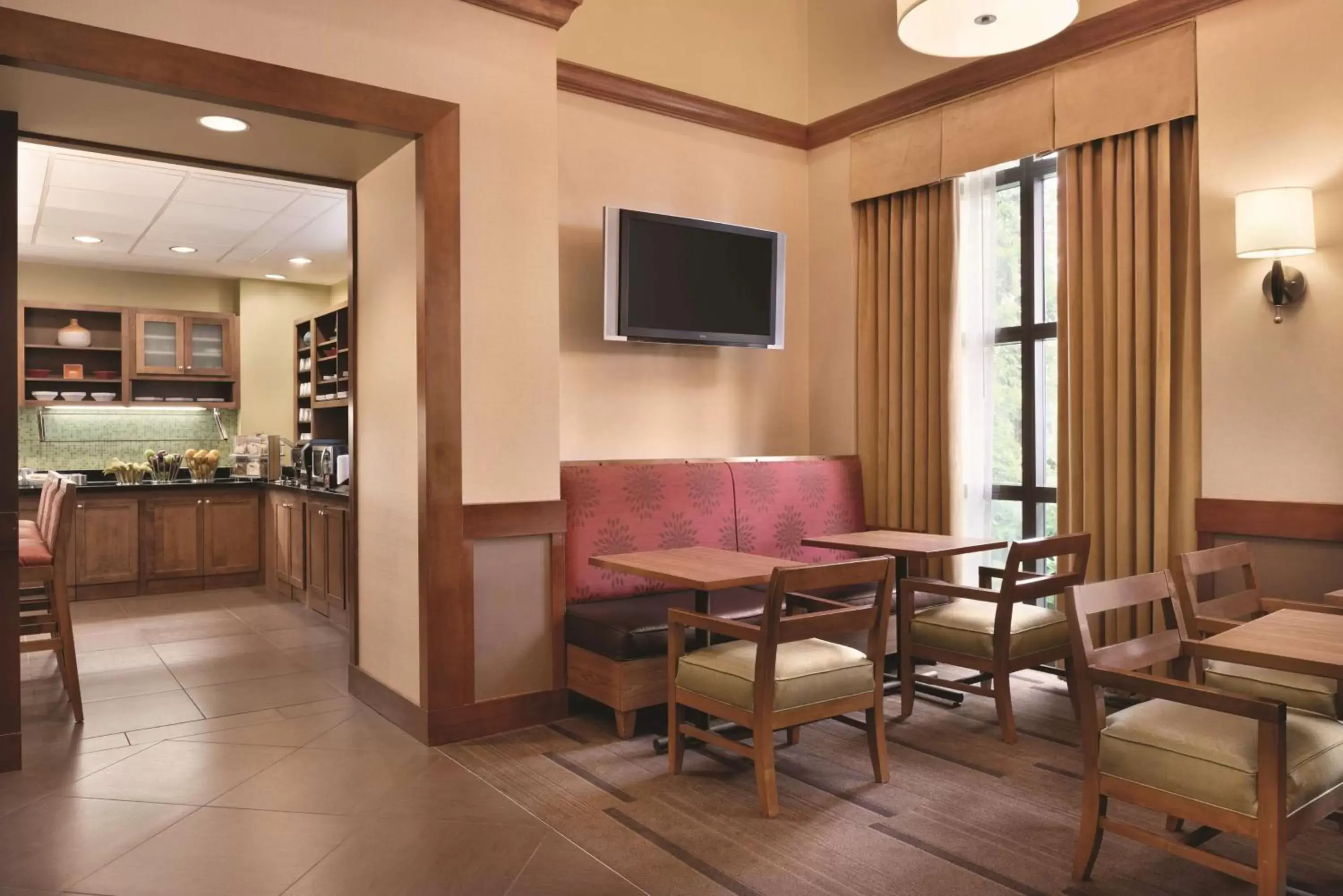 Restaurant/places to eat, TV/Entertainment Center in Hyatt Place Chicago Hoffman Estates