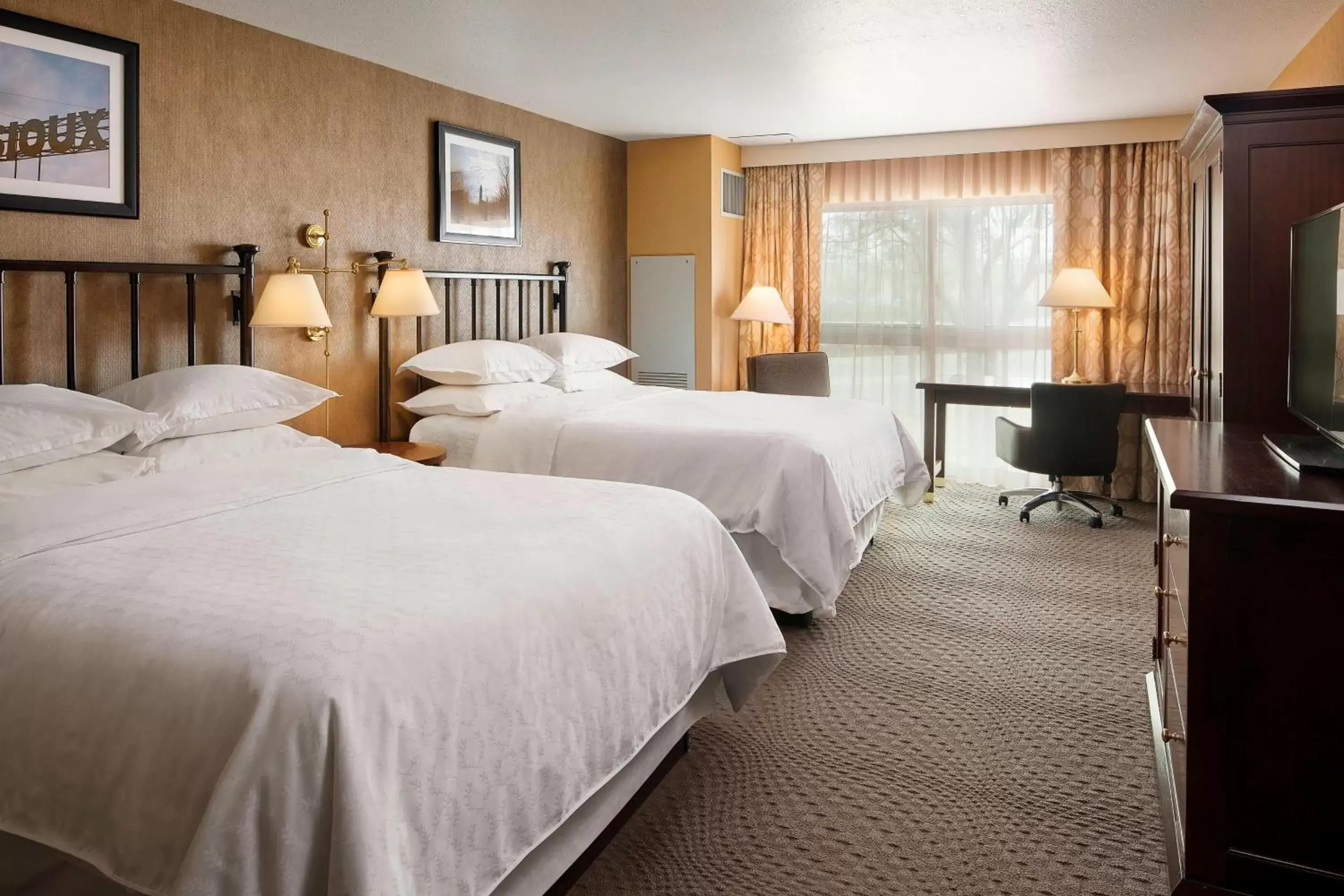 Photo of the whole room, Bed in Sheraton Sioux Falls & Convention Center