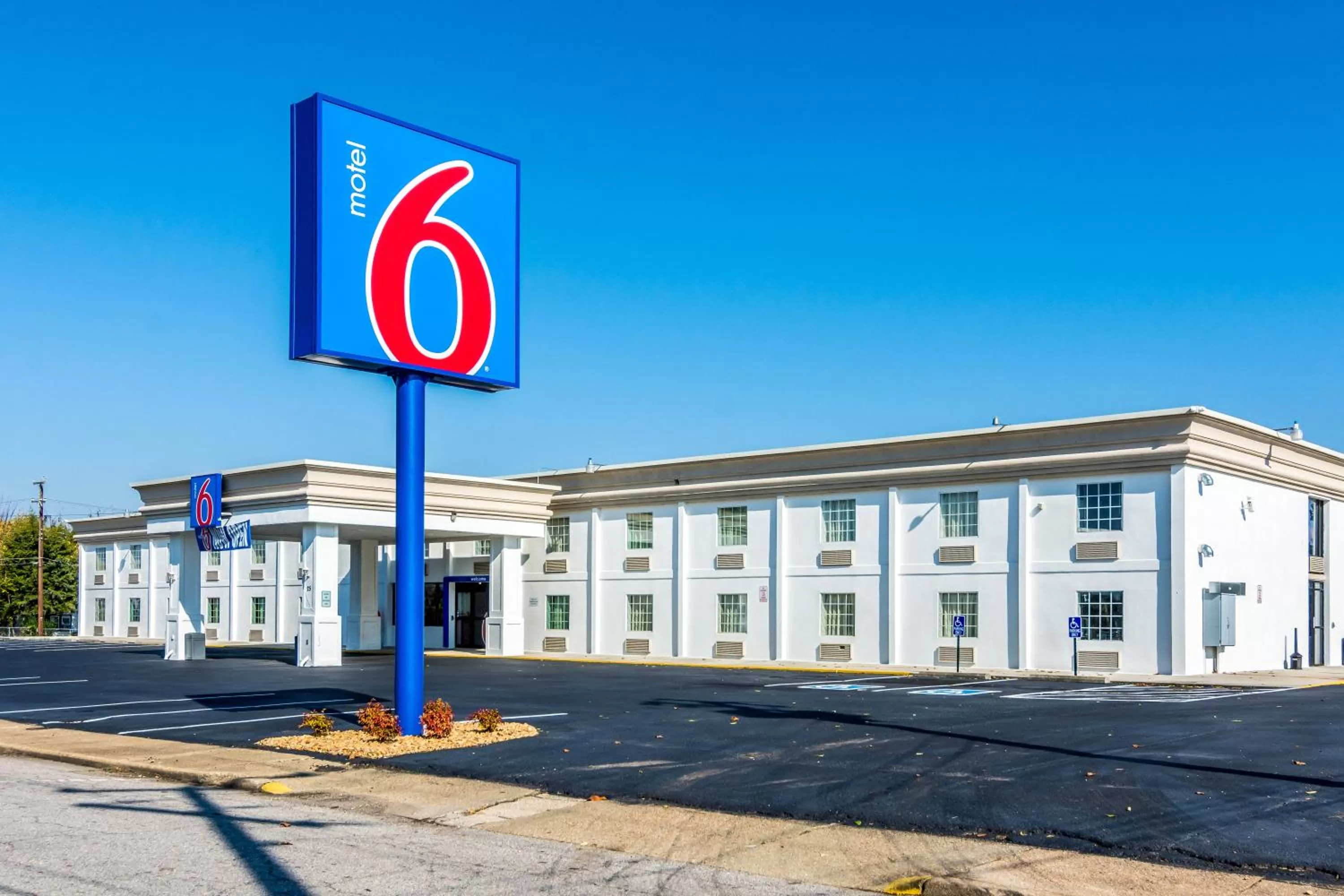 Facade/entrance in Motel 6-Petersburg, VA - Fort Lee