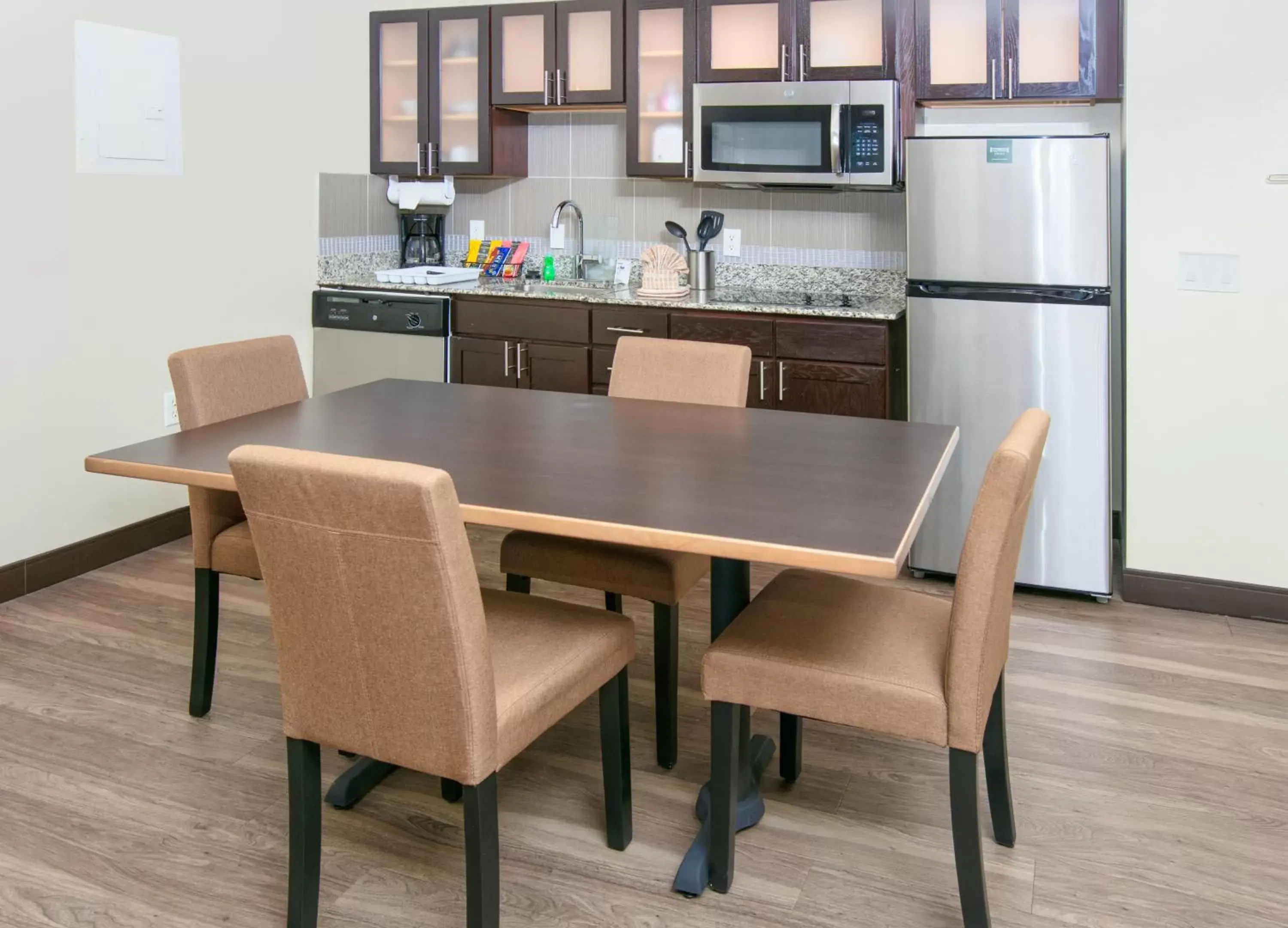 Kitchen or kitchenette, Dining Area in Staybridge Suites Plano - Richardson Area, an IHG Hotel