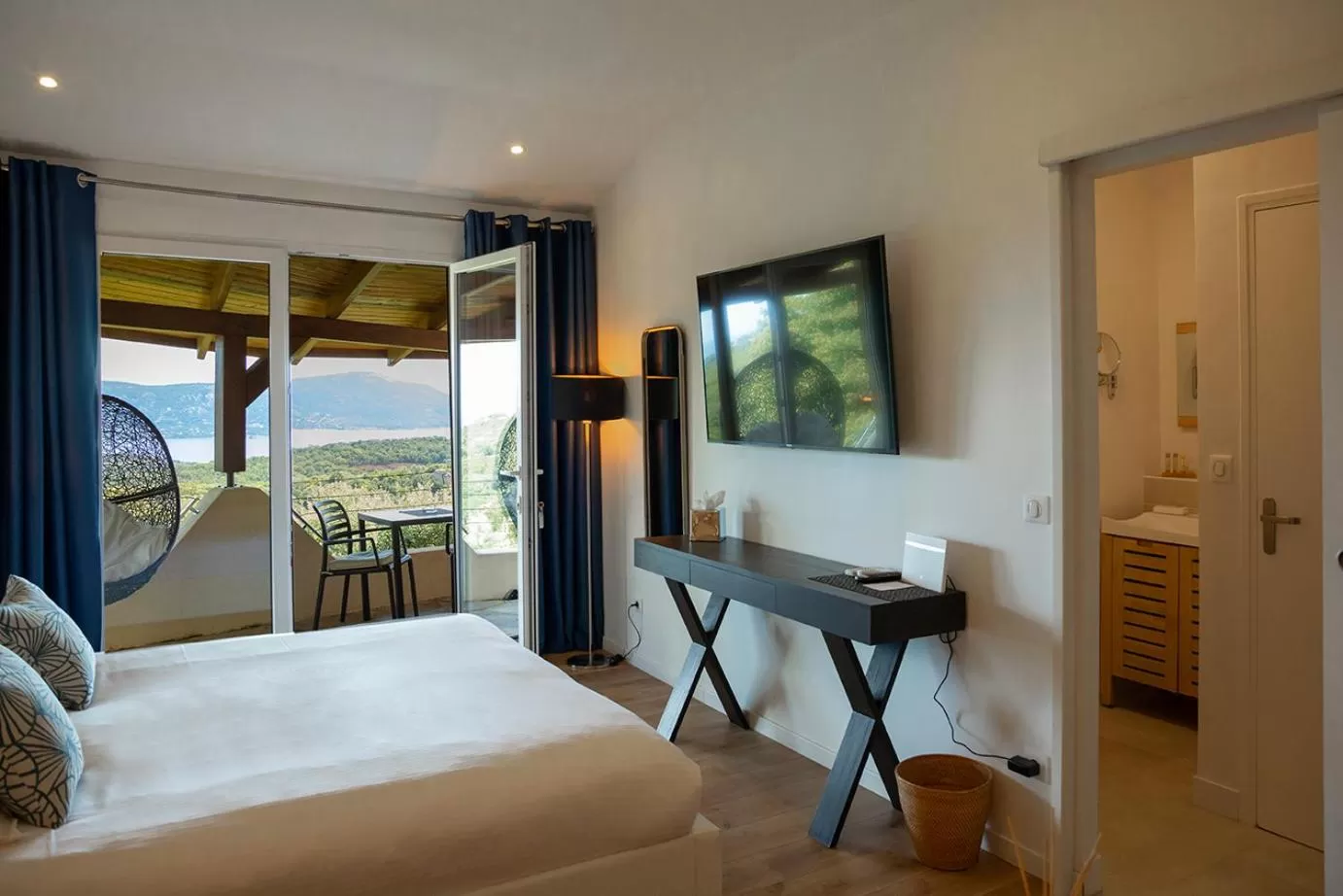 Bed in SWIM LODGE HOTEL Piscine privée ou Jacuzzi privé