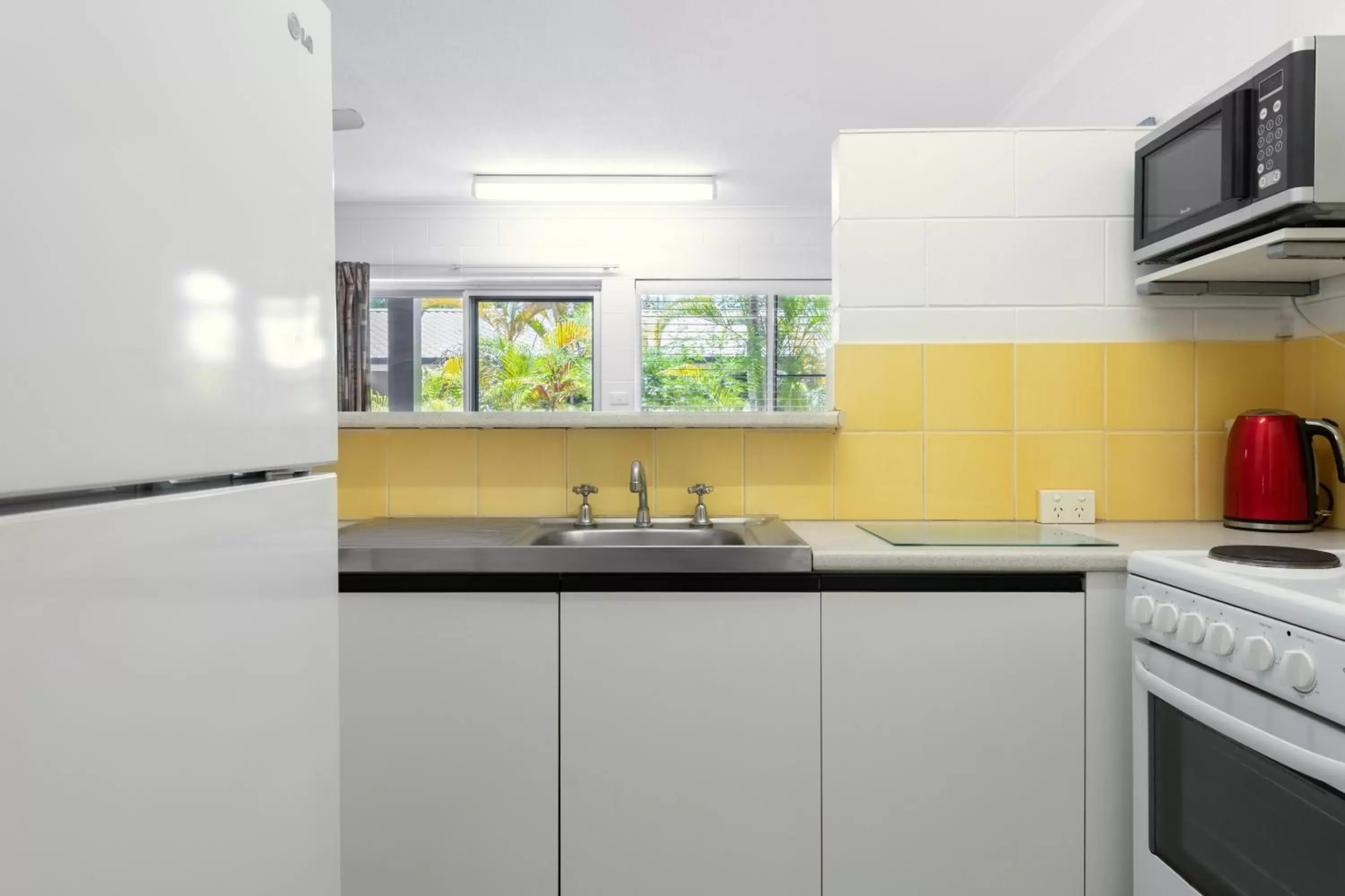 Kitchen or kitchenette, Kitchen/Kitchenette in Lychee Tree Holiday Apartments