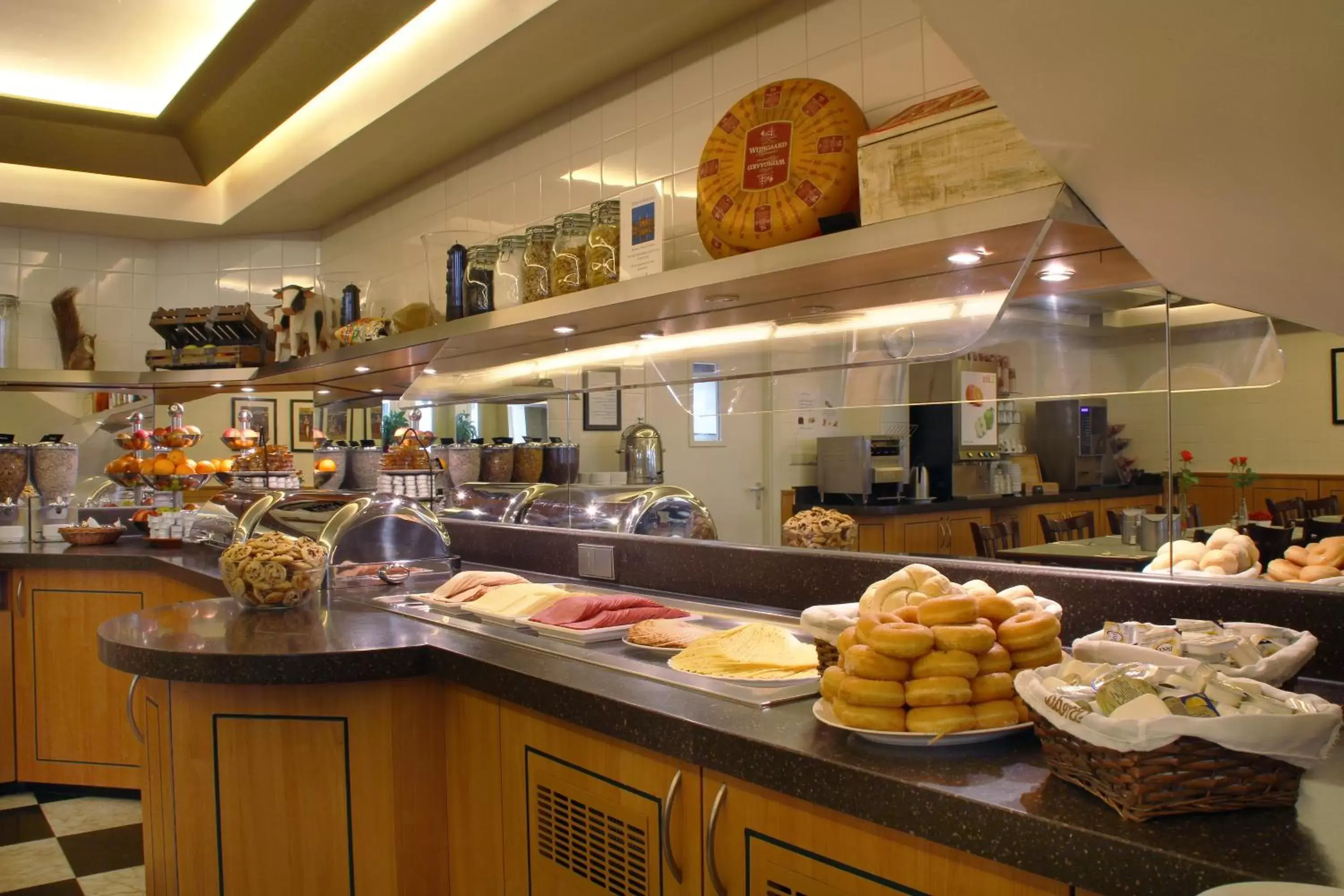 Continental breakfast, Restaurant/Places to Eat in Avenue Hotel