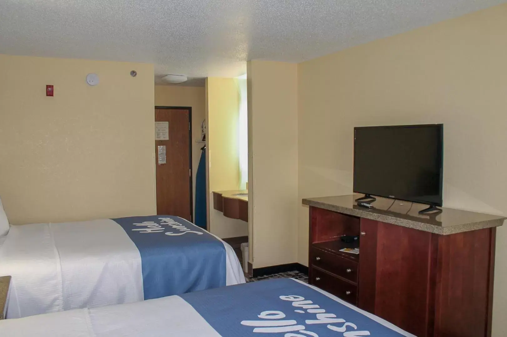 Photo of the whole room, Bed in Days Inn by Wyndham Batavia Ohio
