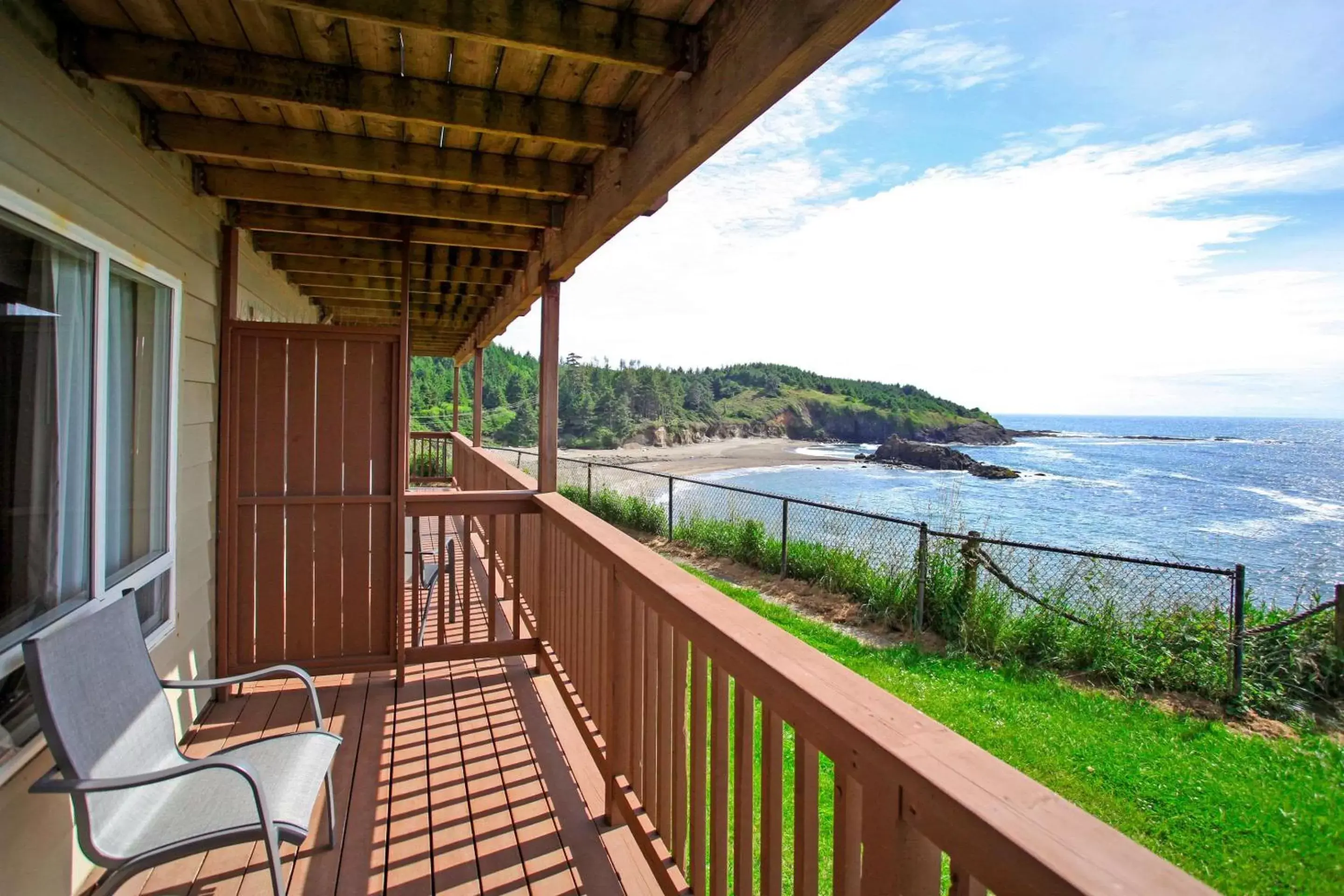 Photo of the whole room, Balcony/Terrace in Clarion Inn Surfrider Resort