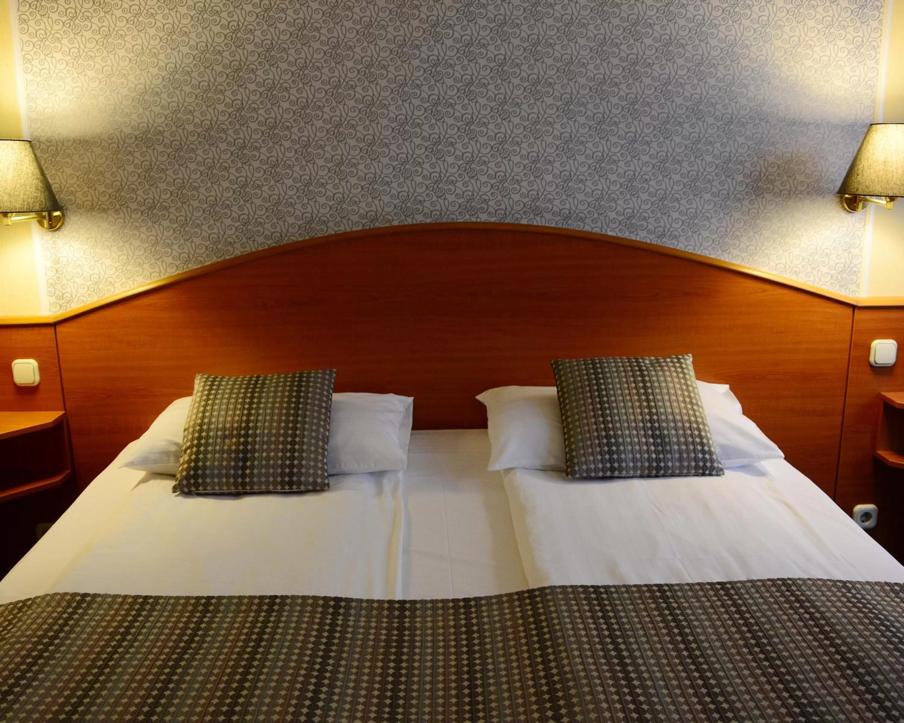 Bed in Hotel Orion