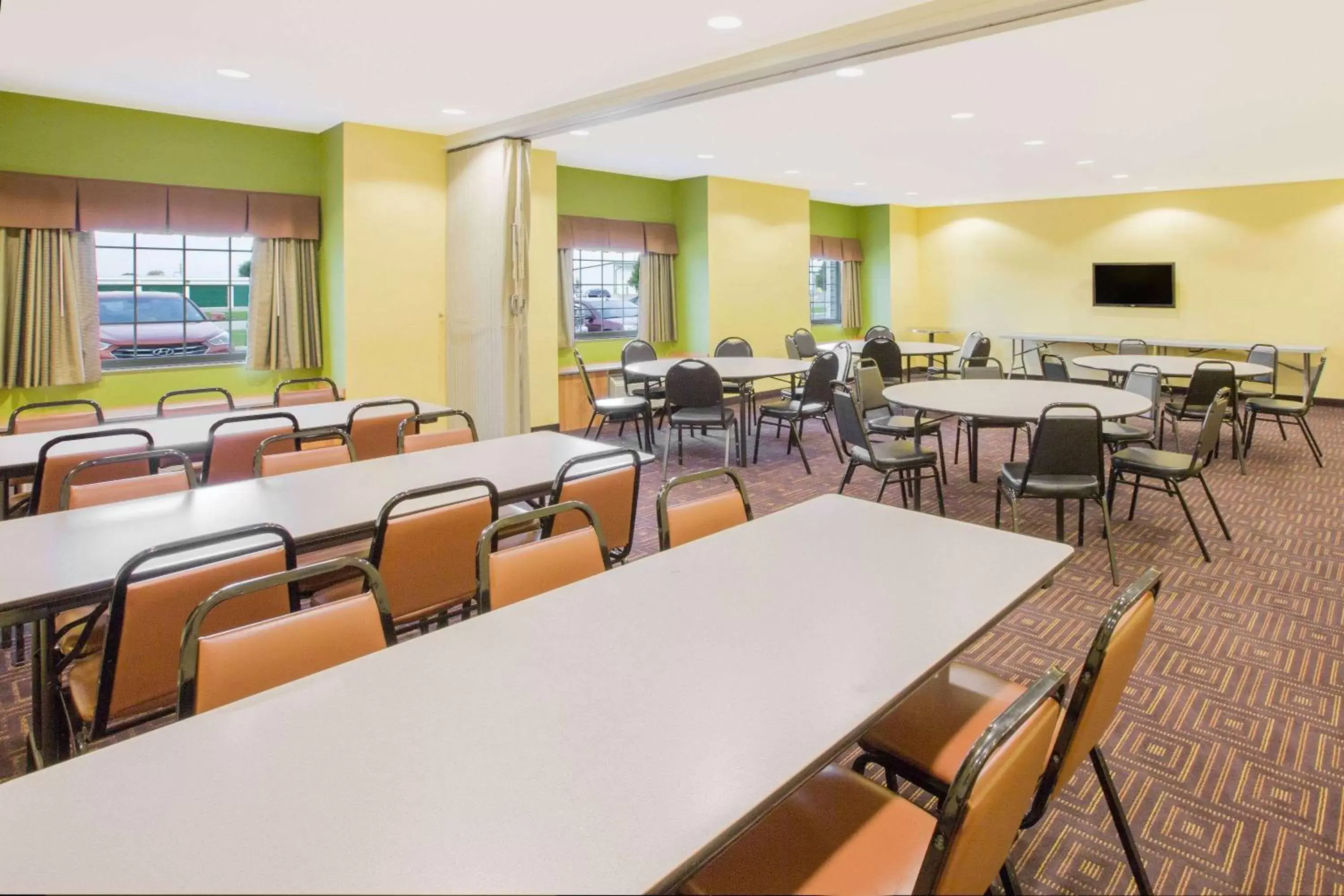 Meeting/conference room in Microtel Inn & Suites by Wyndham Delphos