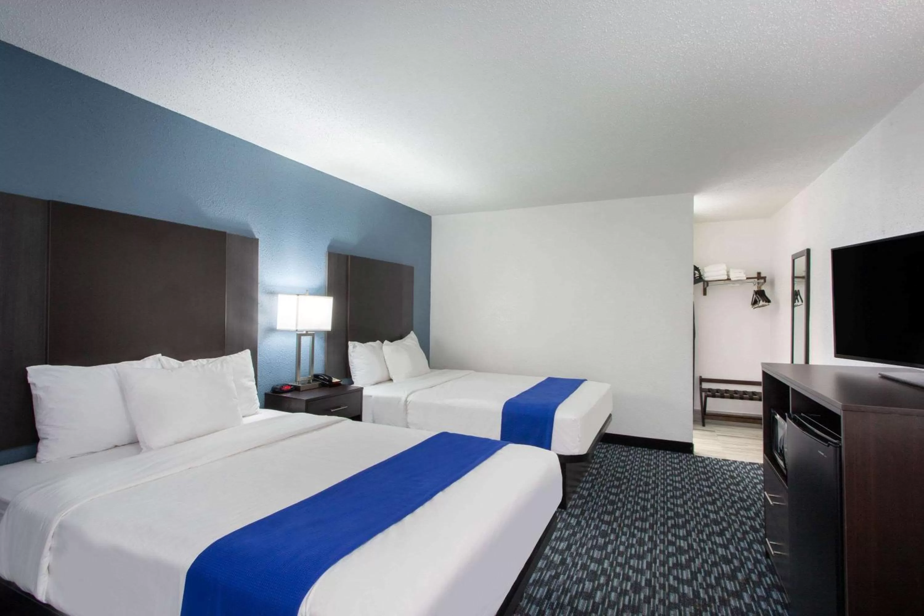 Photo of the whole room, Bed in University Inn & Suites