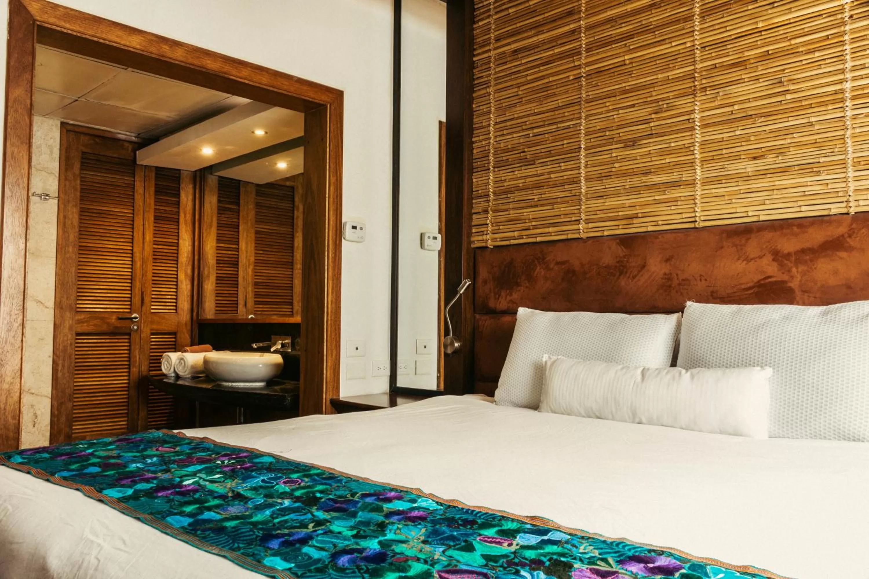 Photo of the whole room, Bed in Aldea Thai