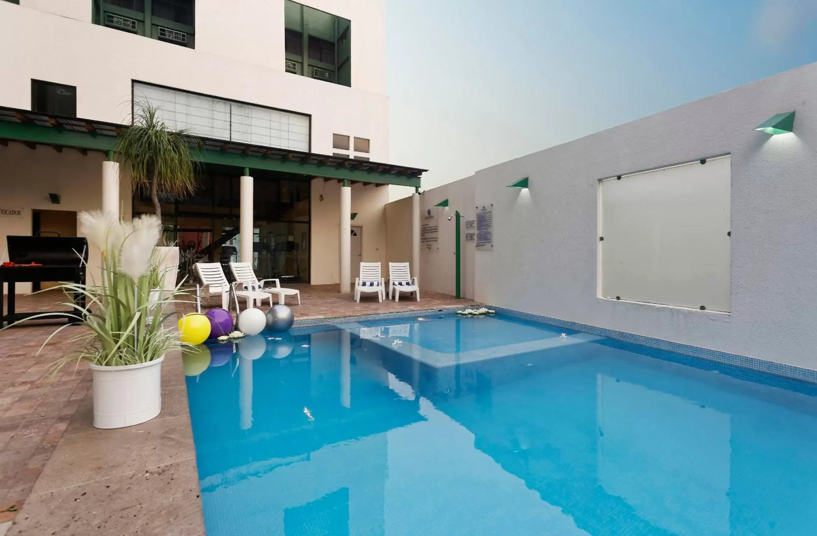 Swimming Pool in Hotel Olmeca Plaza