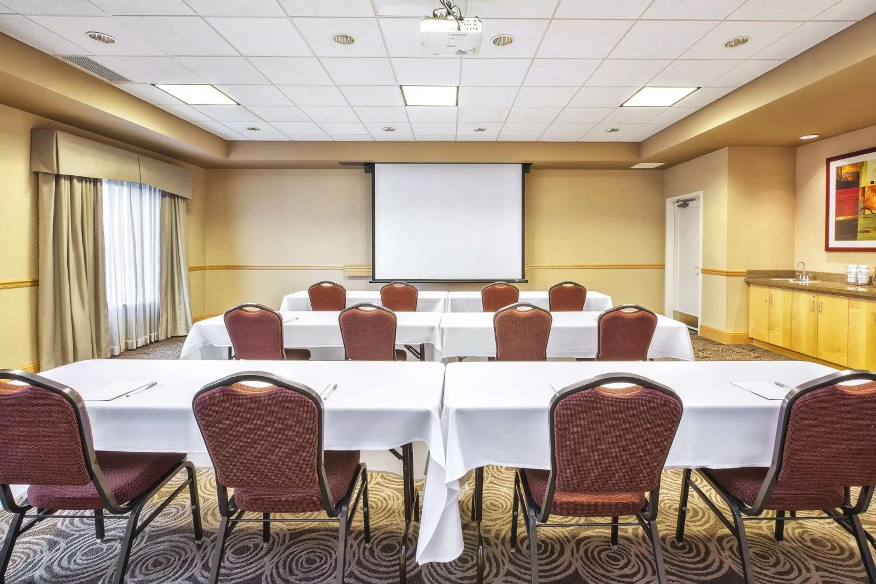 Meeting/conference room in Hampton Inn & Suites Madison - West