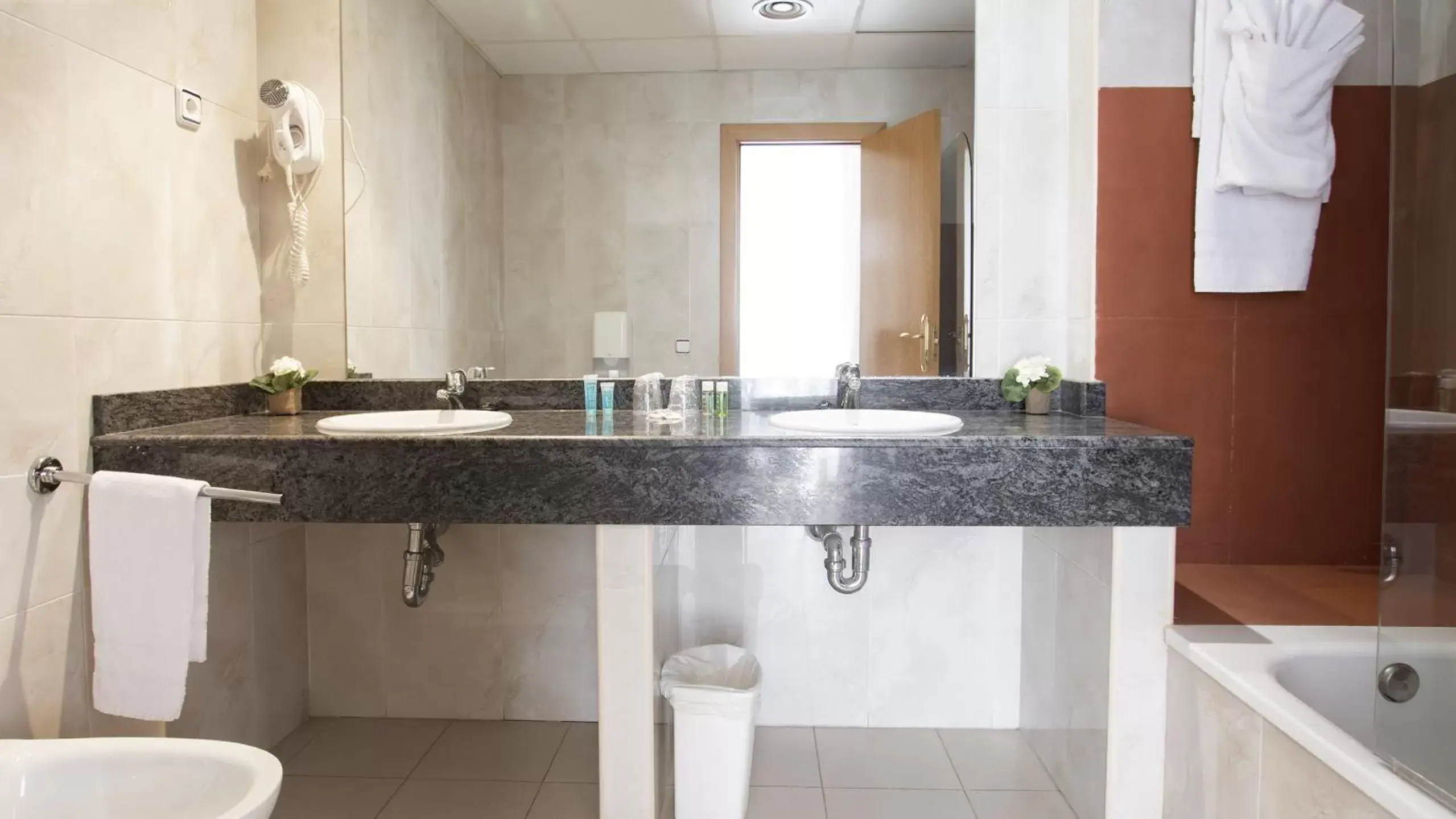 Toilet, Bathroom in Hotel Isabel de Segura