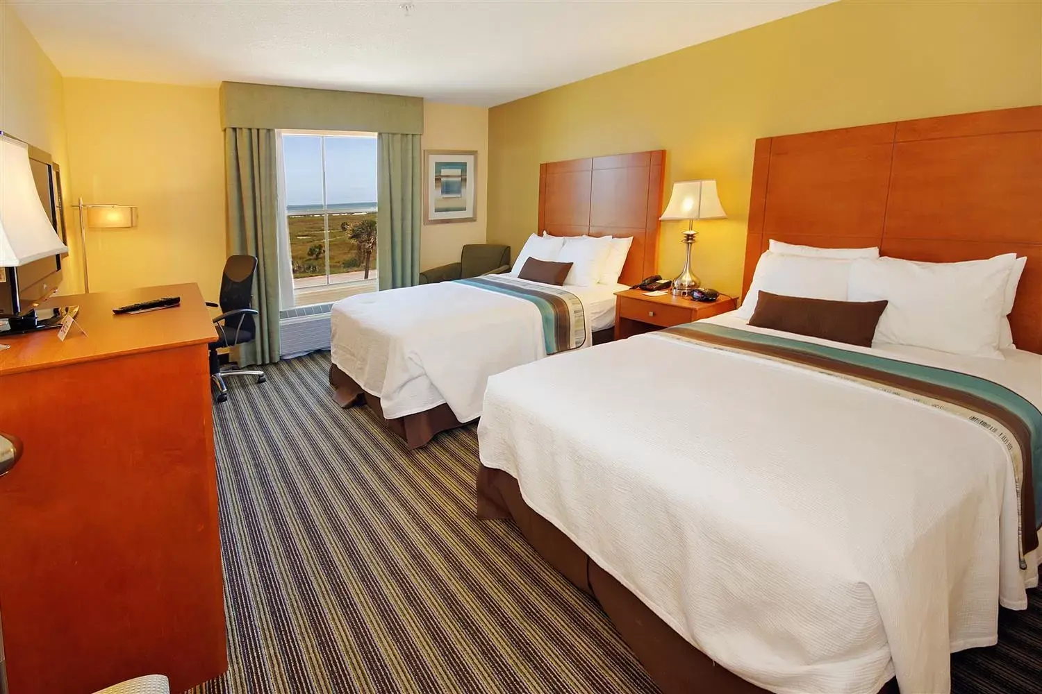 Photo of the whole room, Bed in Best Western Plus Seawall Inn & Suites by the Beach