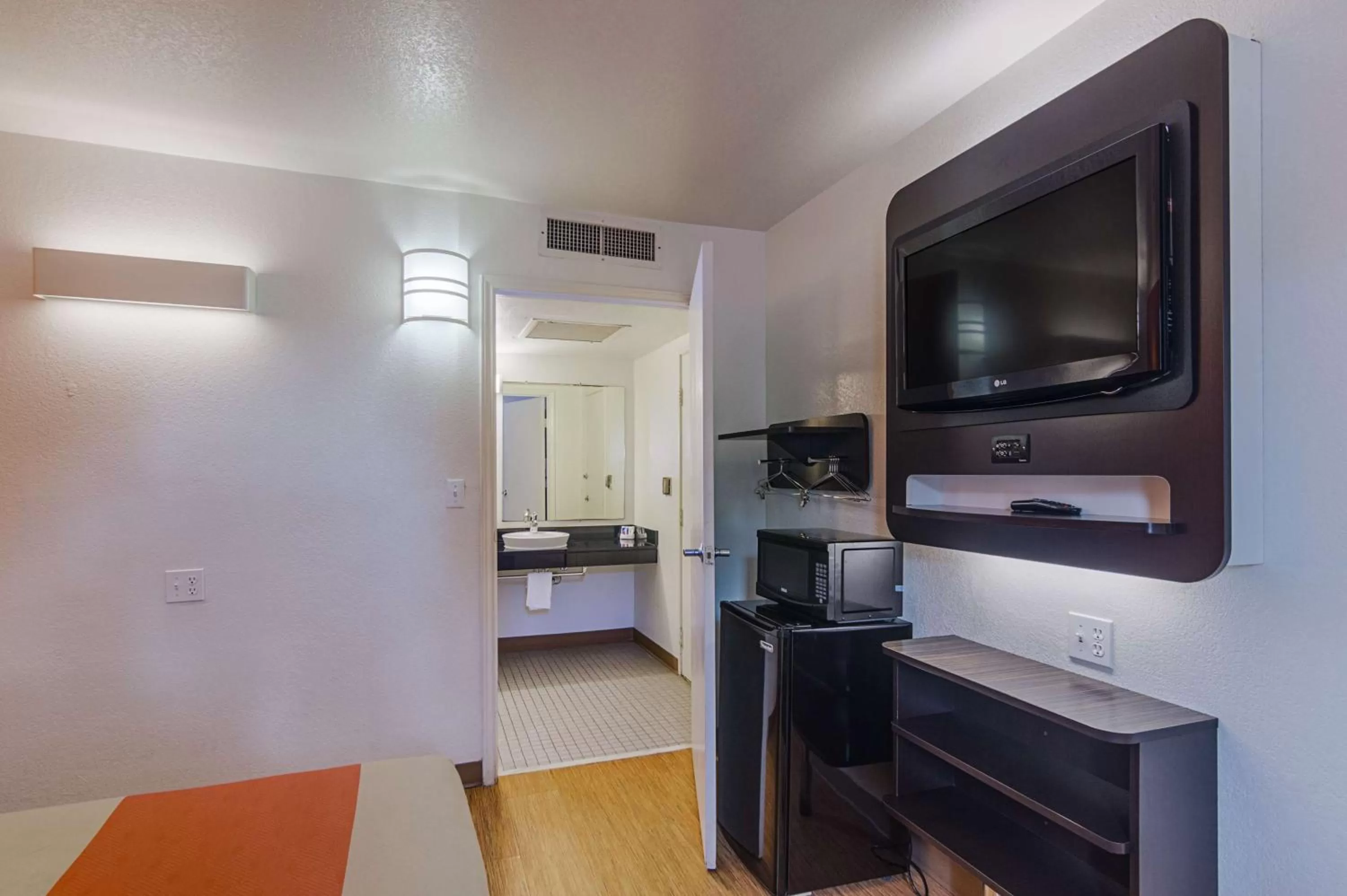 TV and multimedia in Motel 6-Ardmore, OK