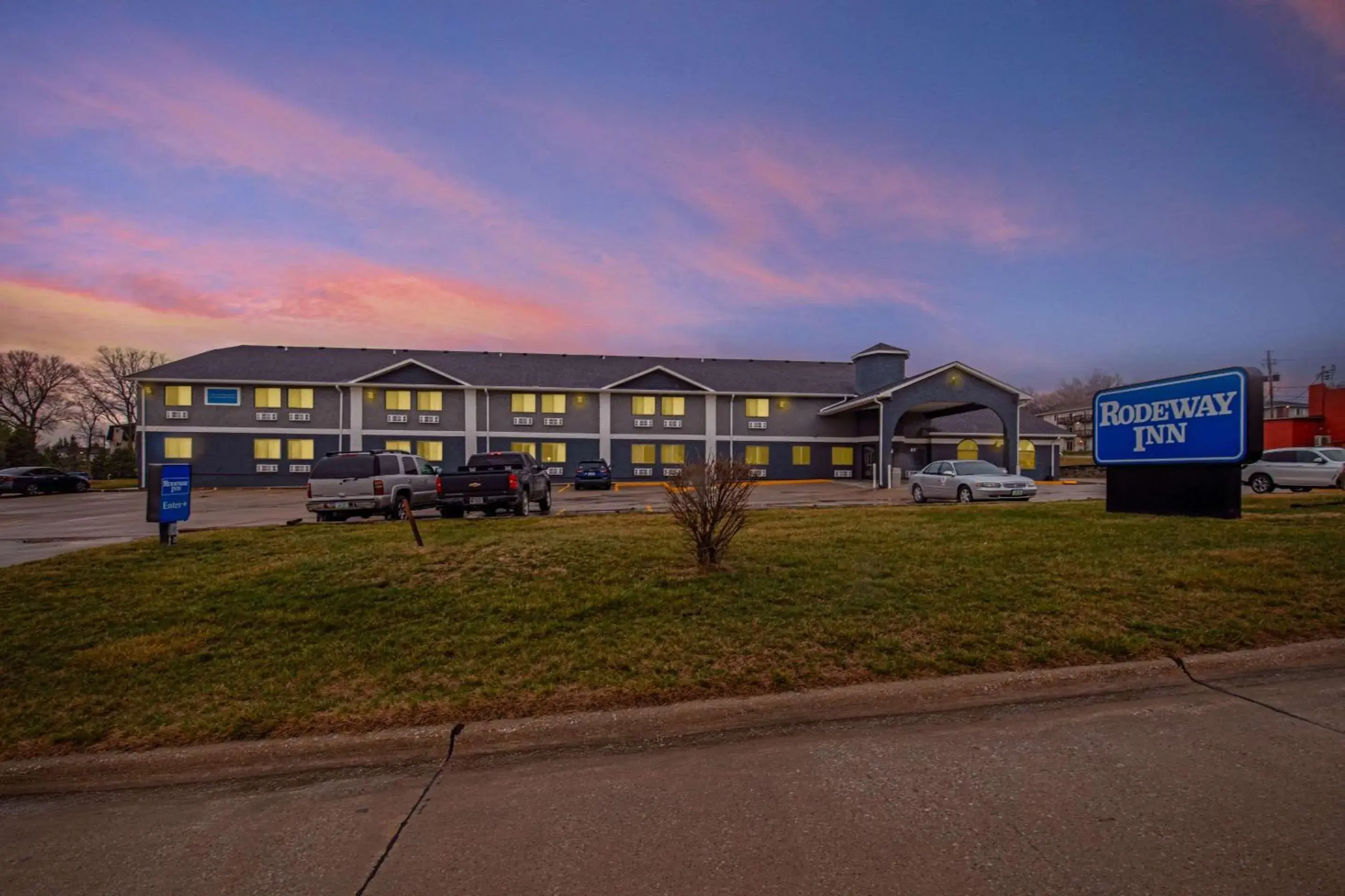 Property building in Rodeway Inn Red Oak Property building in Rodeway Inn Red Oak