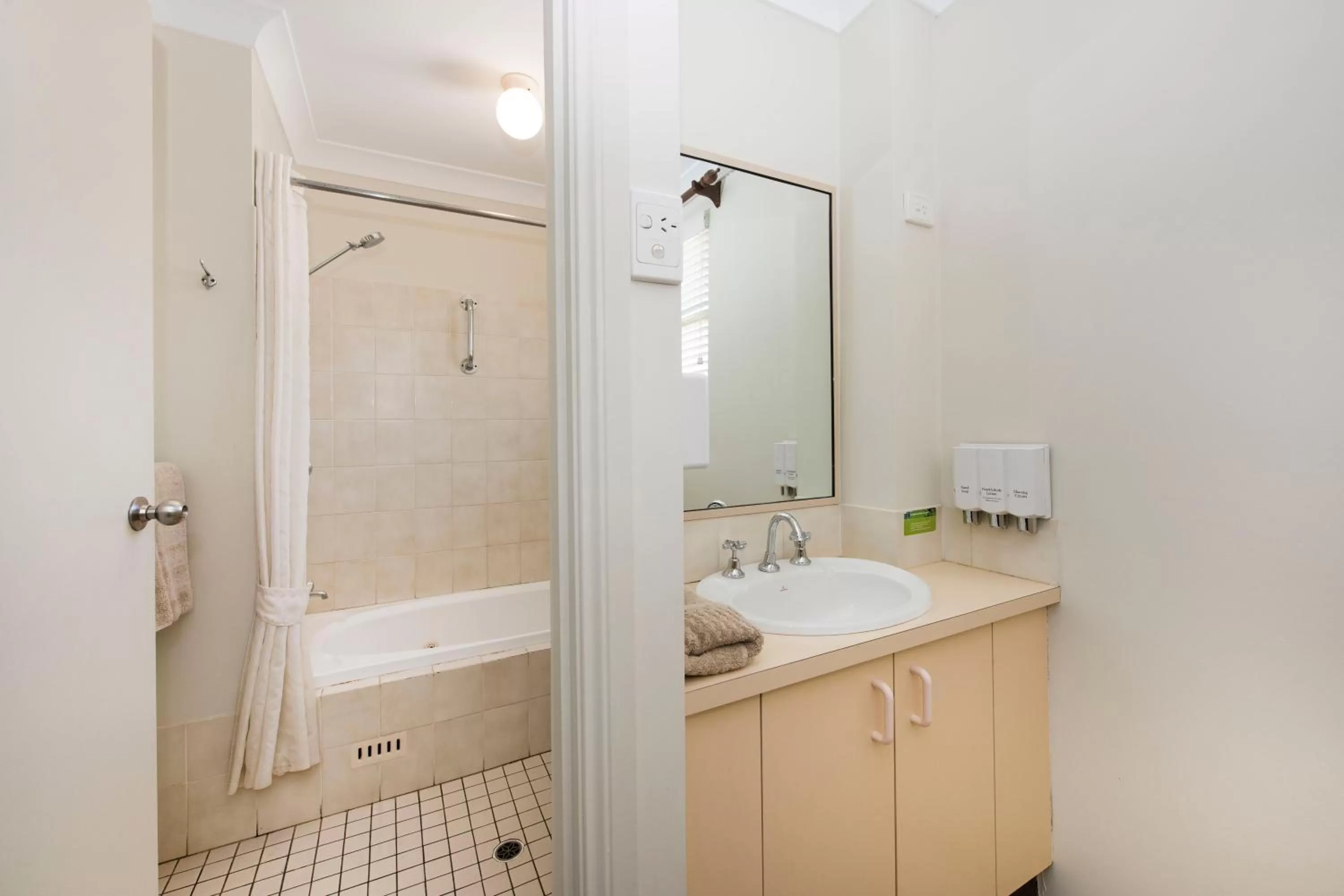 Bathroom in Soldiers Motel