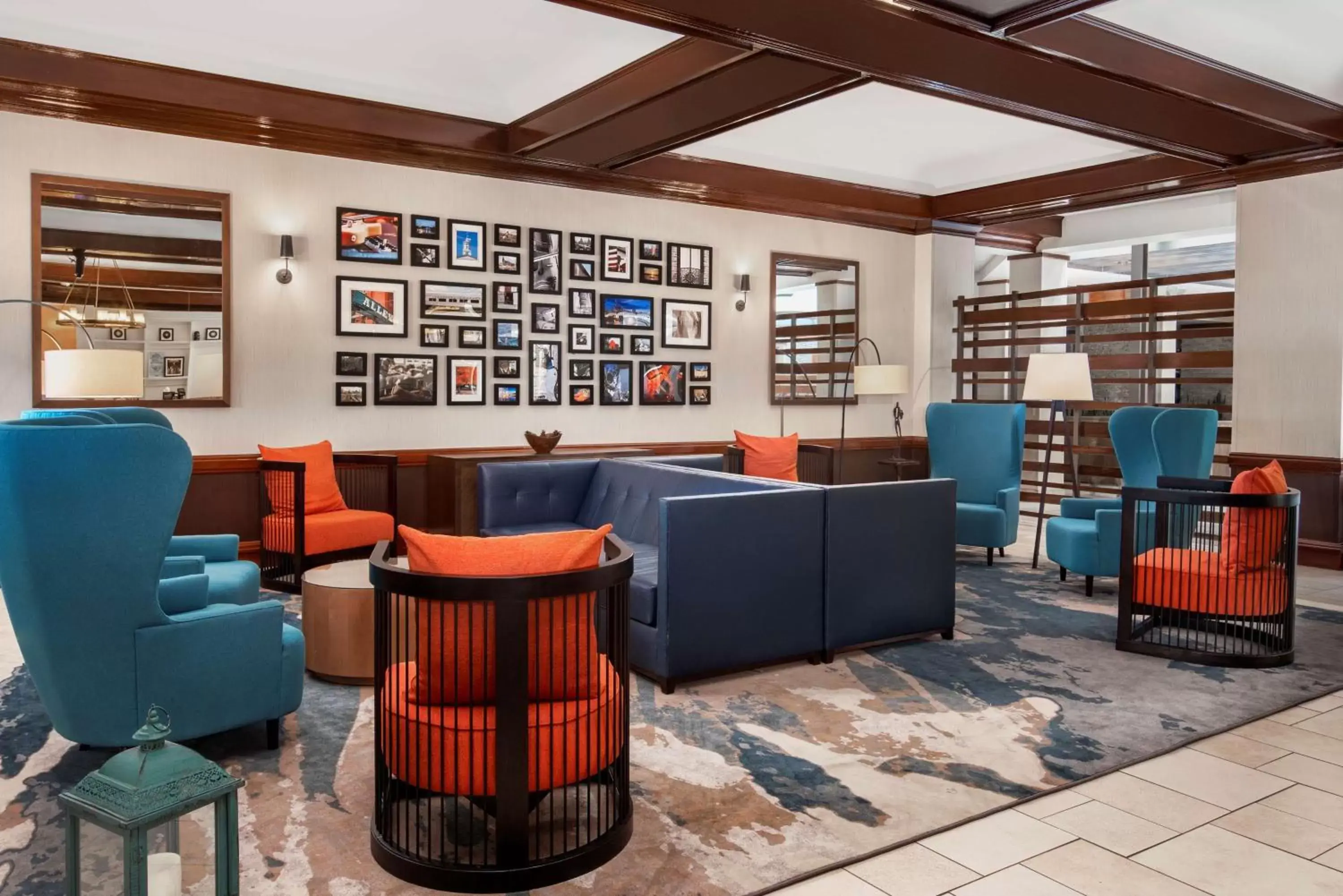 Lobby or reception, Lounge/Bar in Embassy Suites by Hilton Nashville Airport