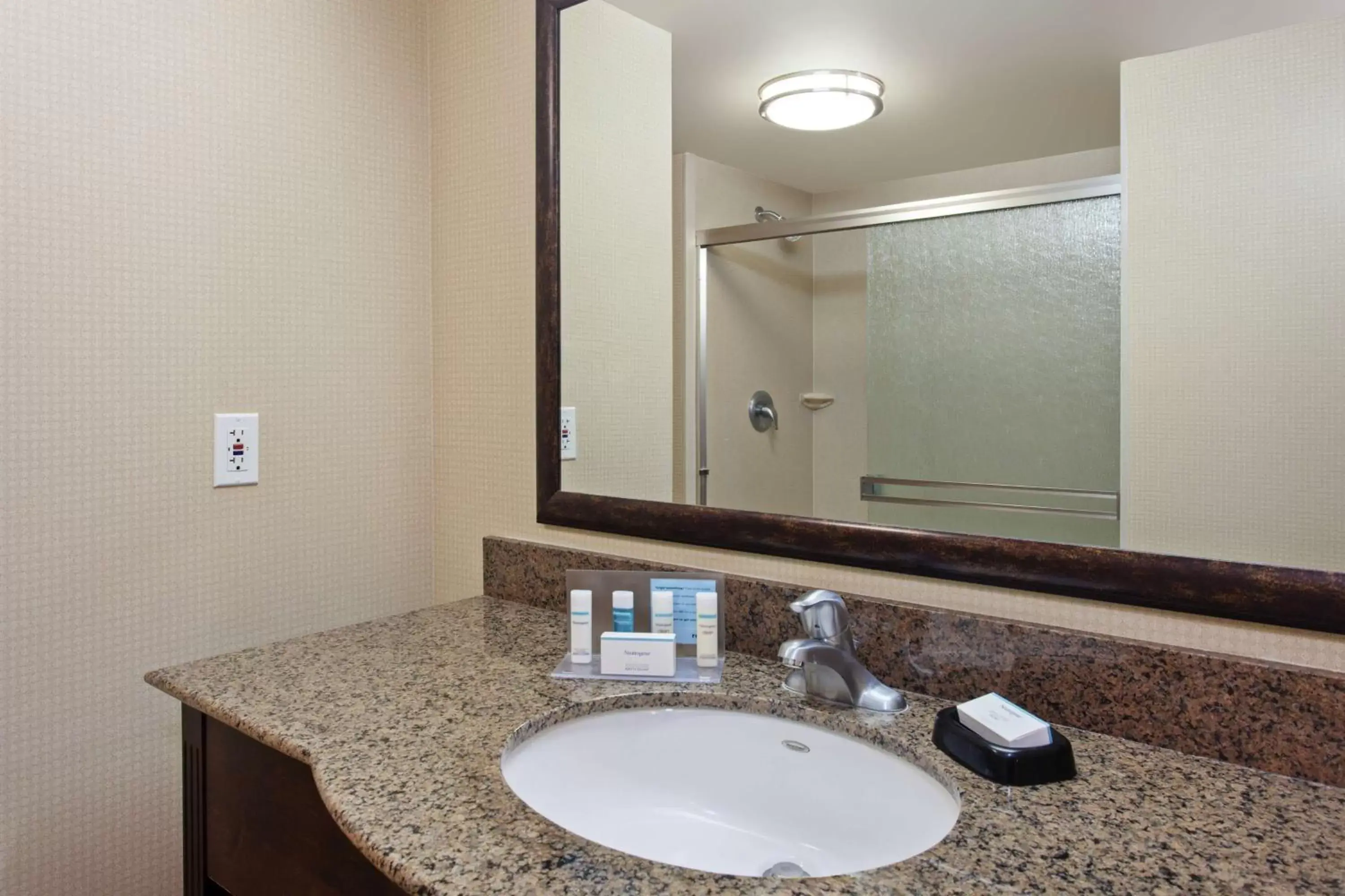 Bathroom in Hampton Inn & Suites Fresno - Northwest