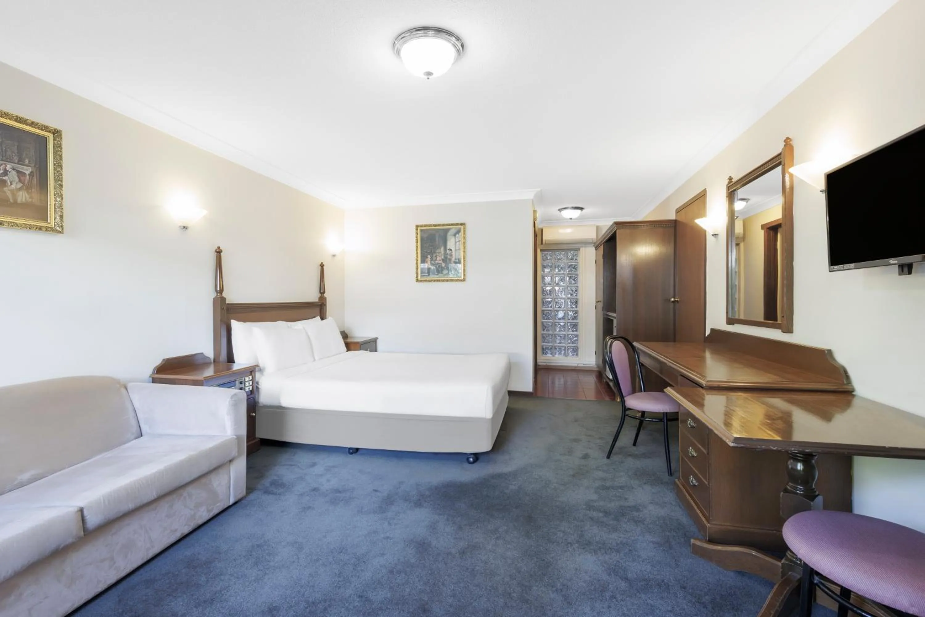 Bed in Elizabethan Lodge