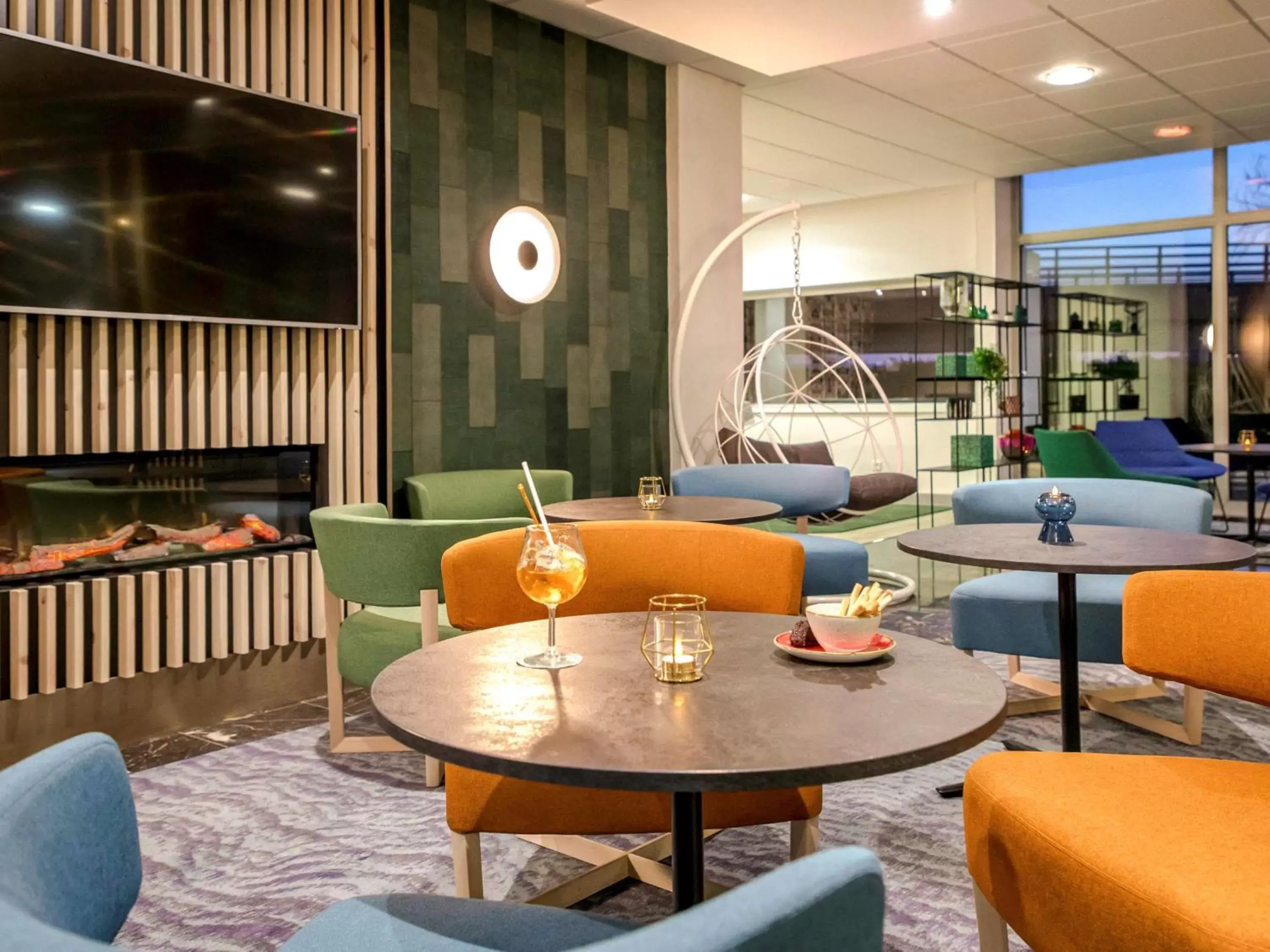 Lounge or bar in Ibis Cavaillon Portes du Luberon