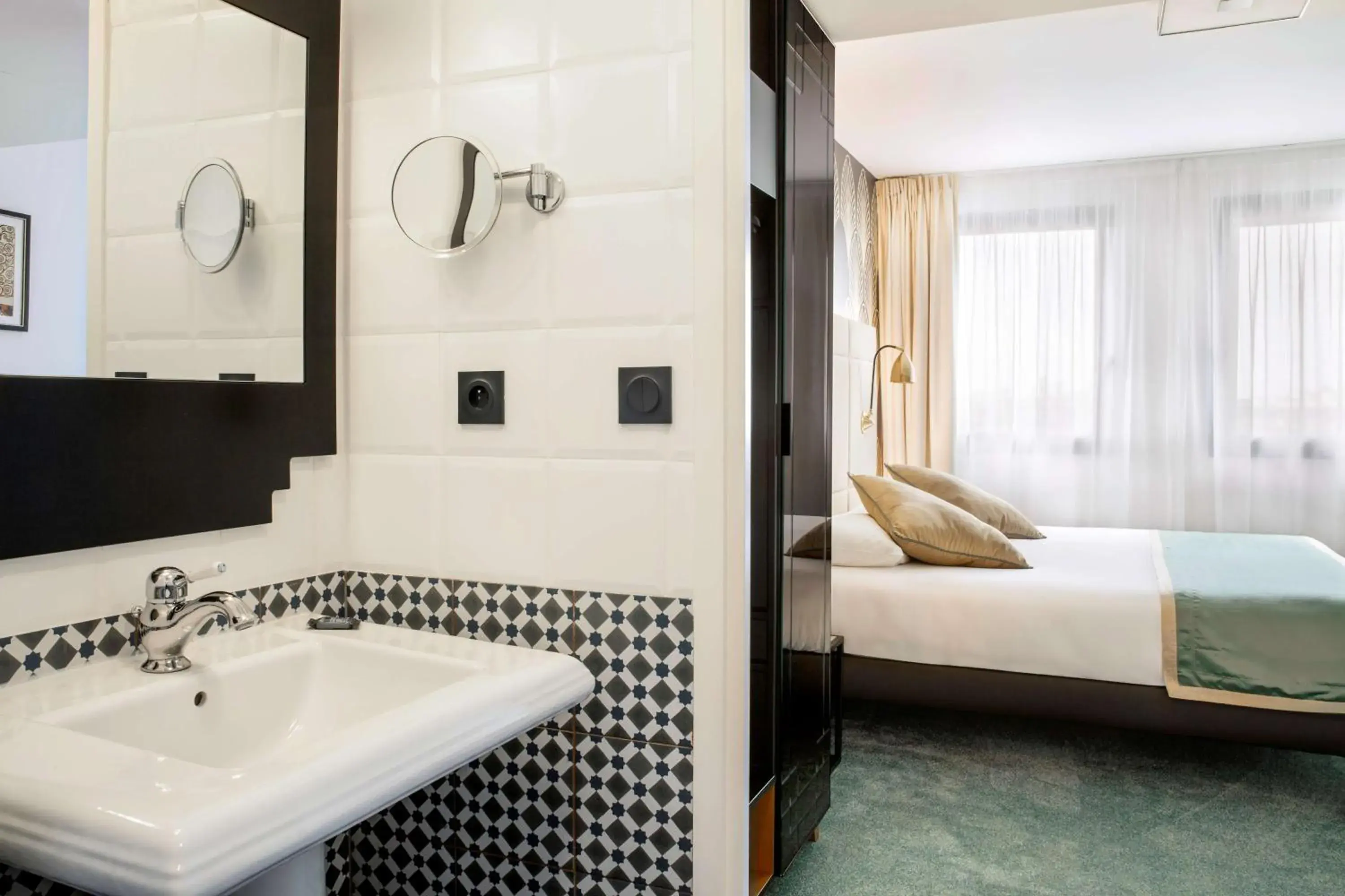 Photo of the whole room, Bathroom in Best Western Hotel Journel Saint-Laurent-du-Var