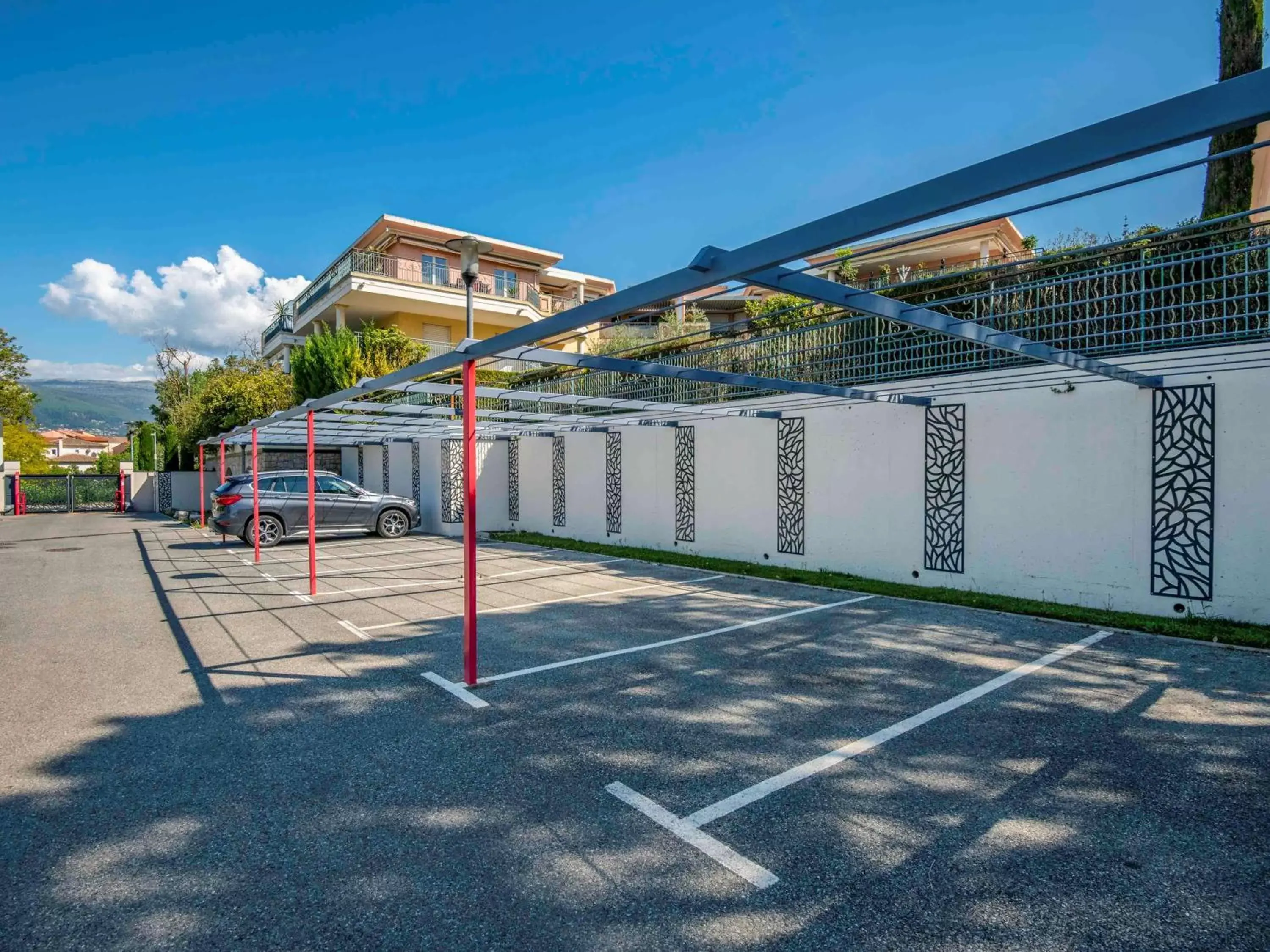 Sports, Property Building in IBIS Cannes Mouans Sartoux Piscine parking gratuit