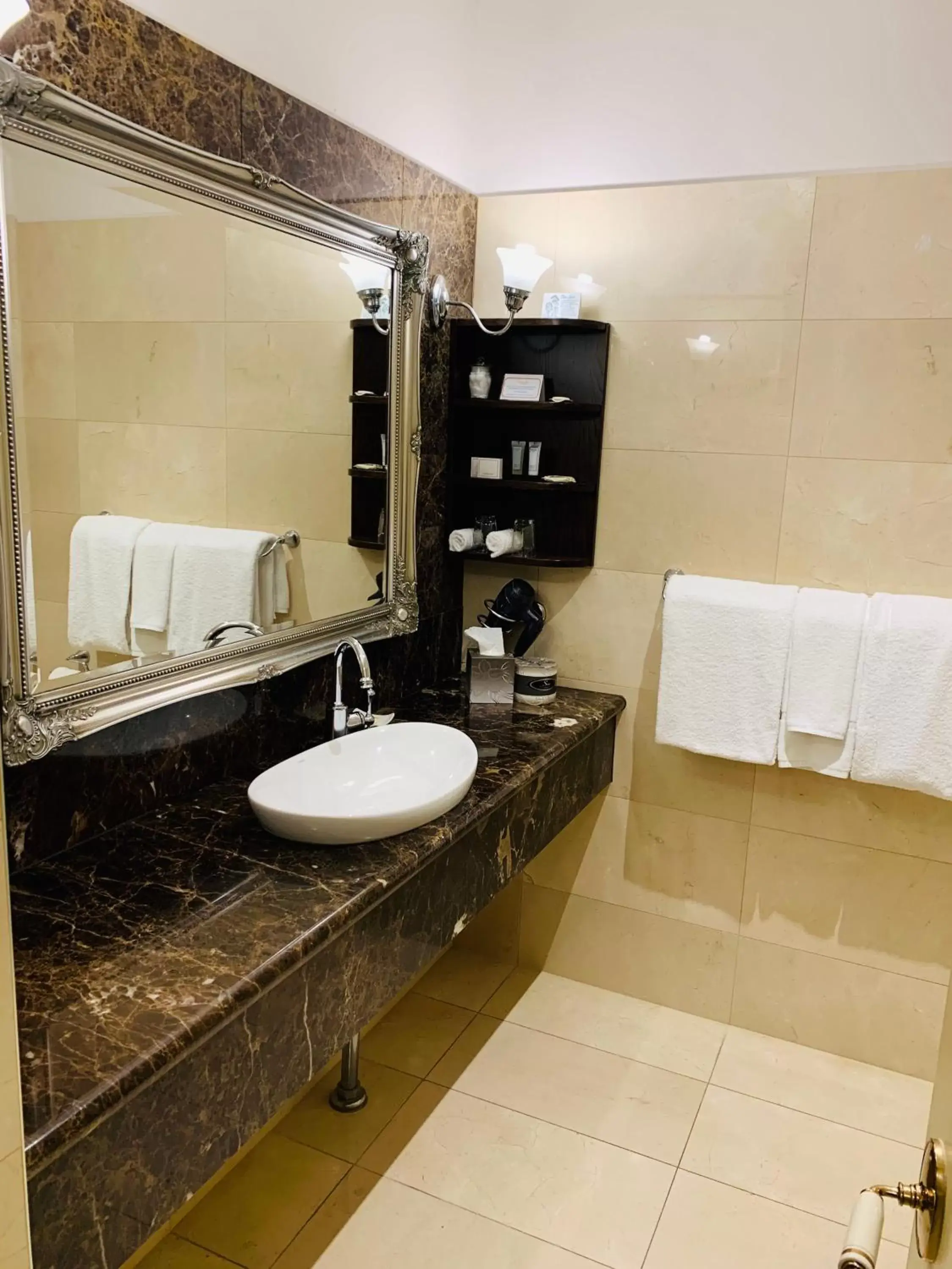 Bathroom in Royal Albert Hotel