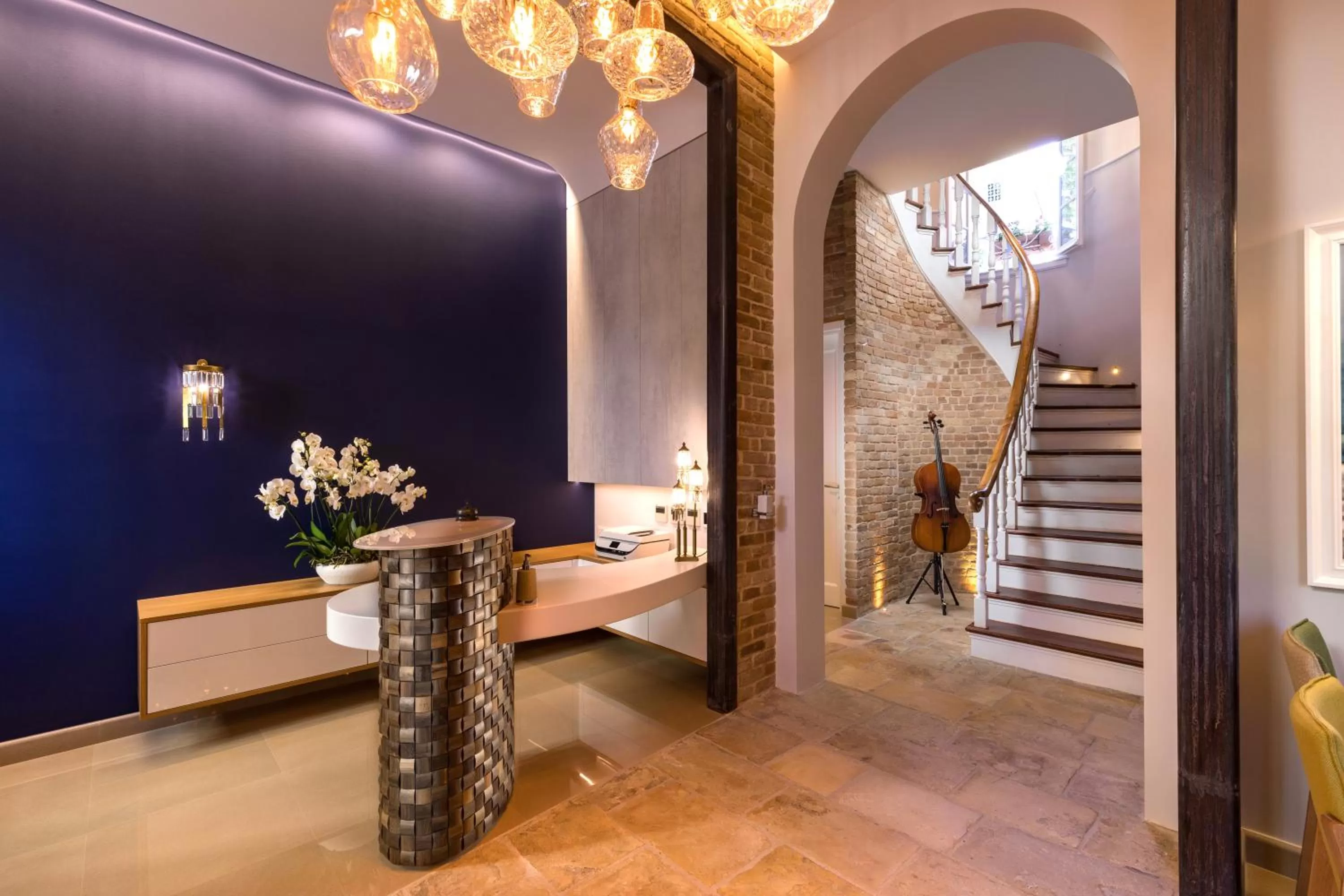 Lobby or reception in Acanthus blue