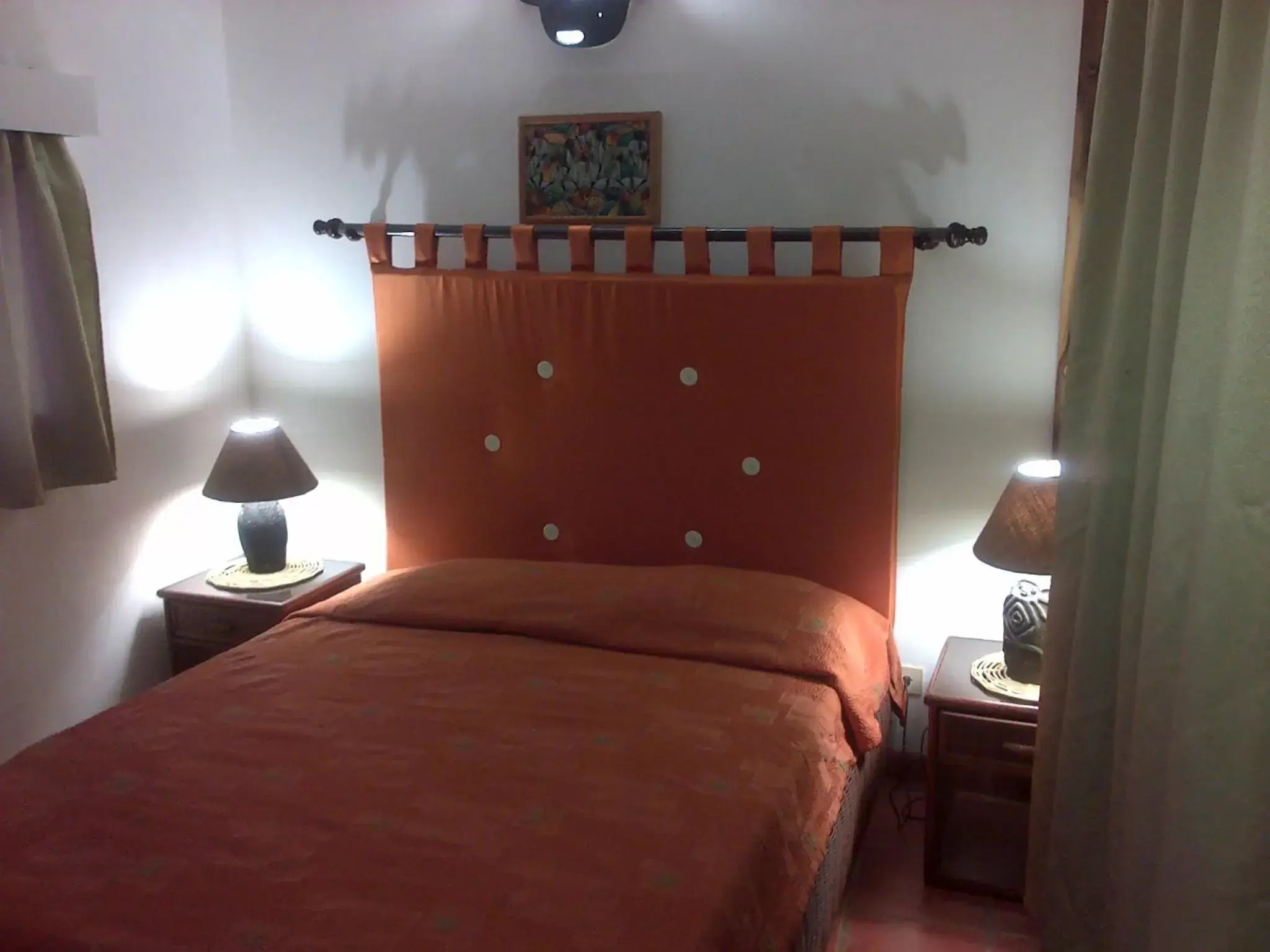 Photo of the whole room, Bed in La Residencia del Paseo