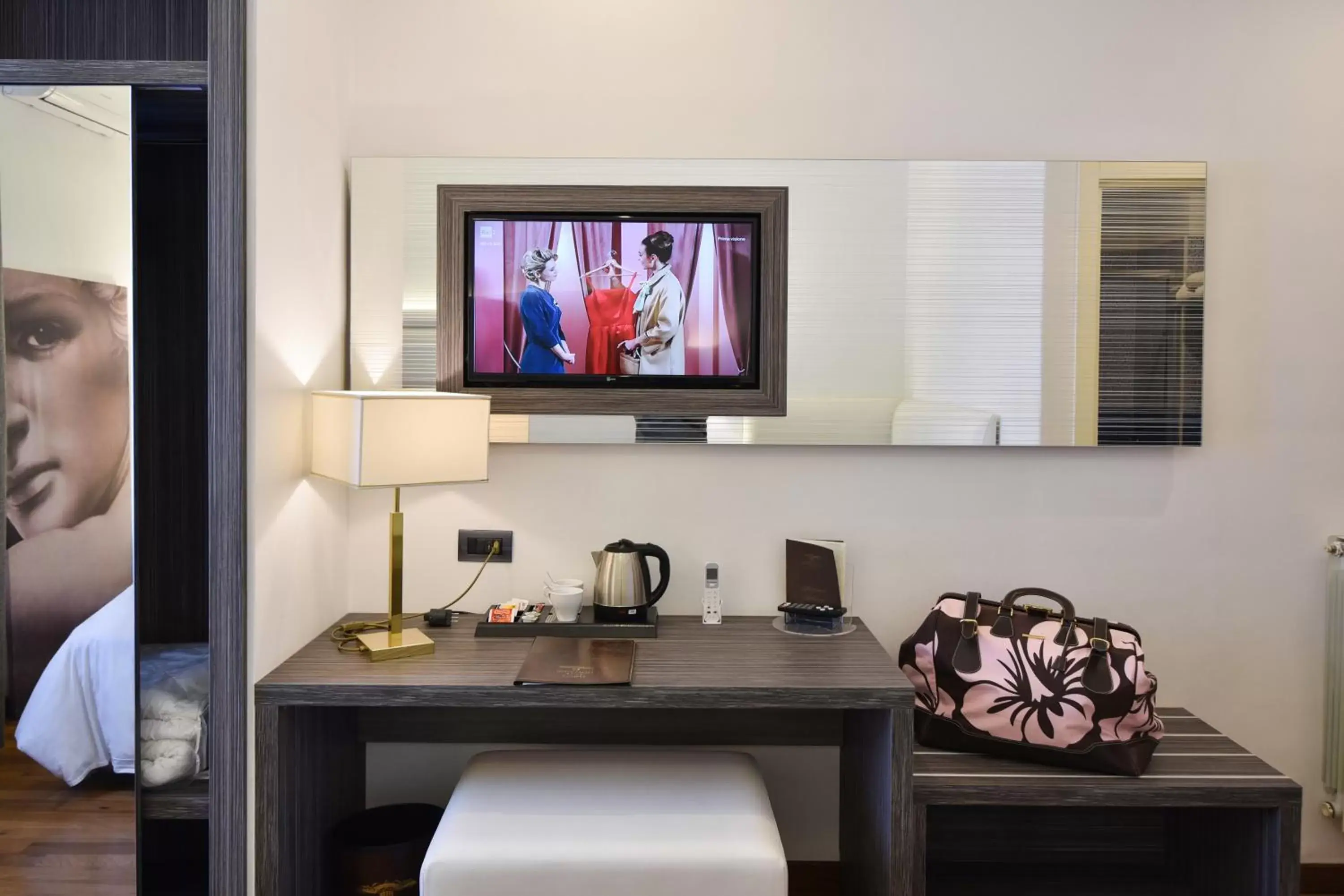 TV and multimedia, TV/Entertainment Center in Hotel Palma