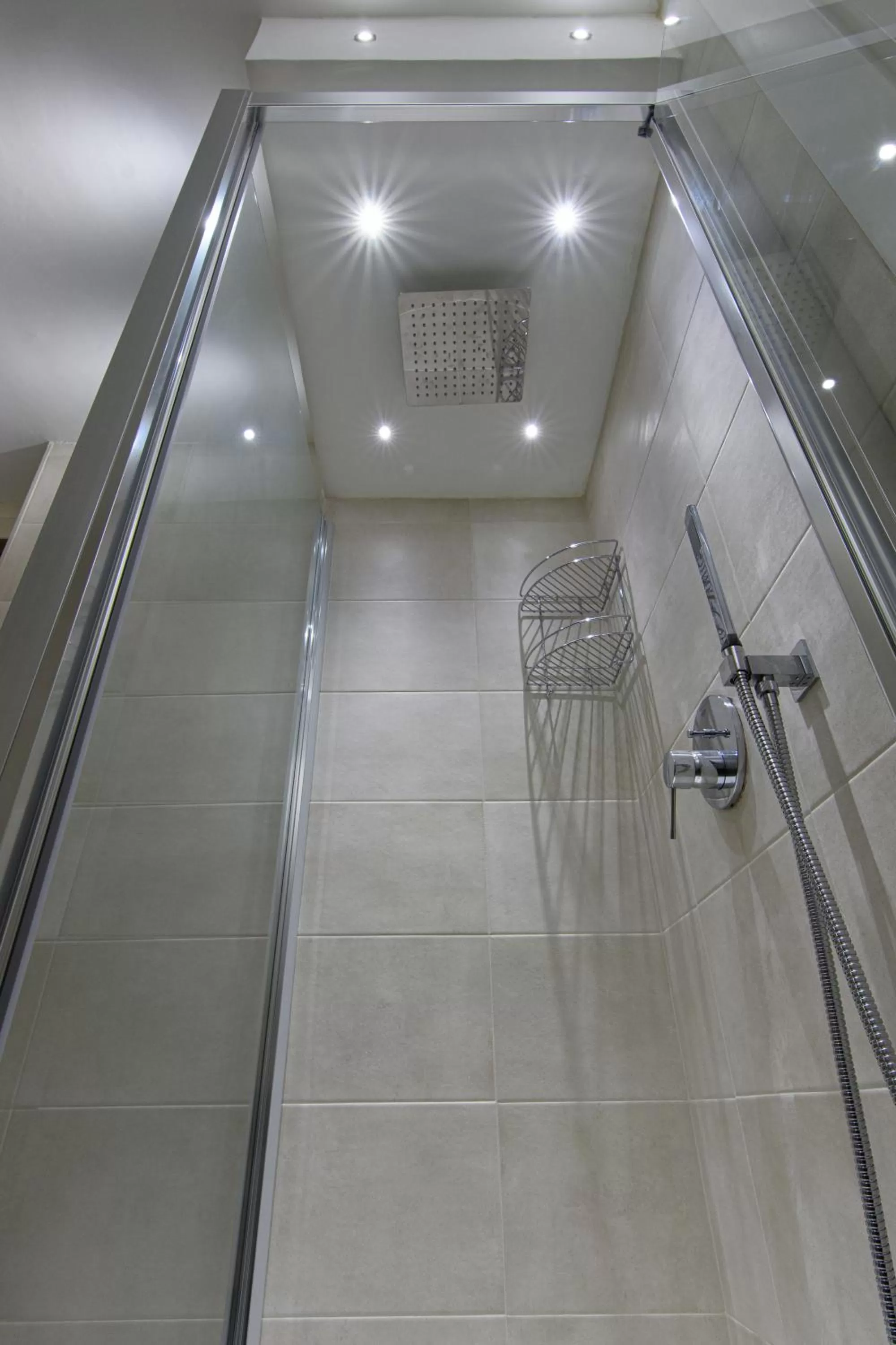 Shower in Piazza del Mercato