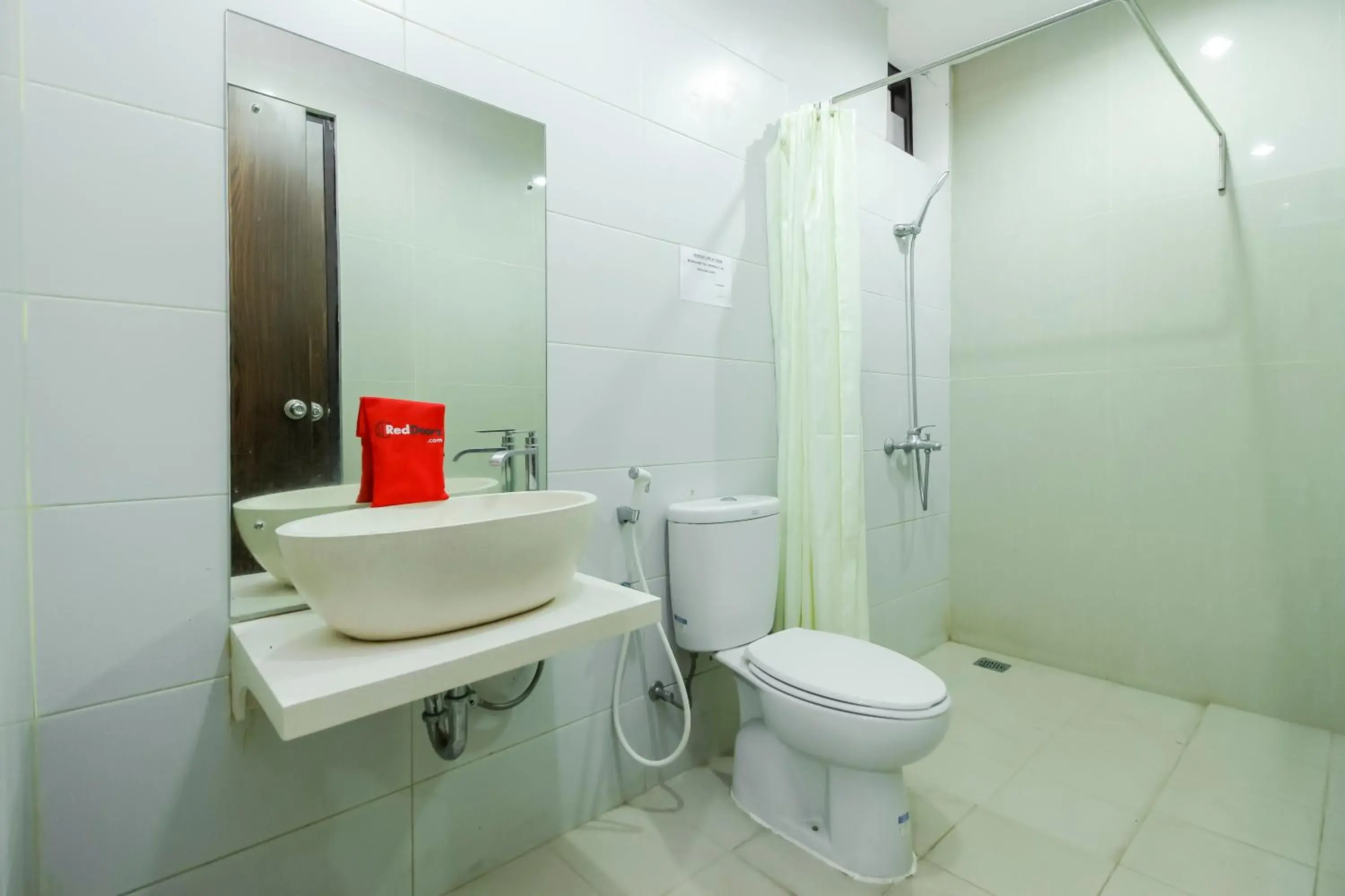 Bathroom in RedDoorz Plus @ TB Simatupang